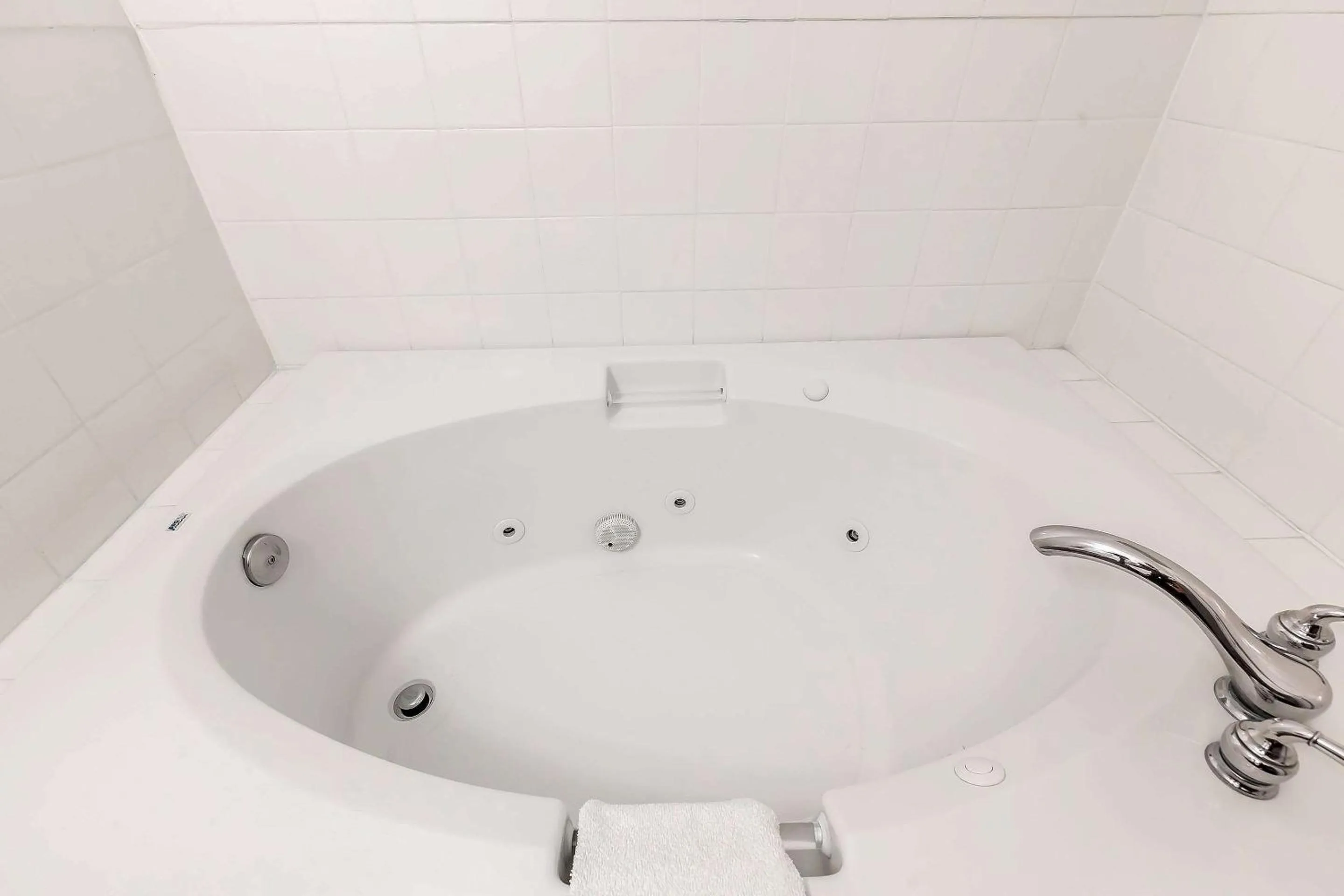 Bedroom, Bathroom in SureStay Hotel by Best Western Buttonwillow