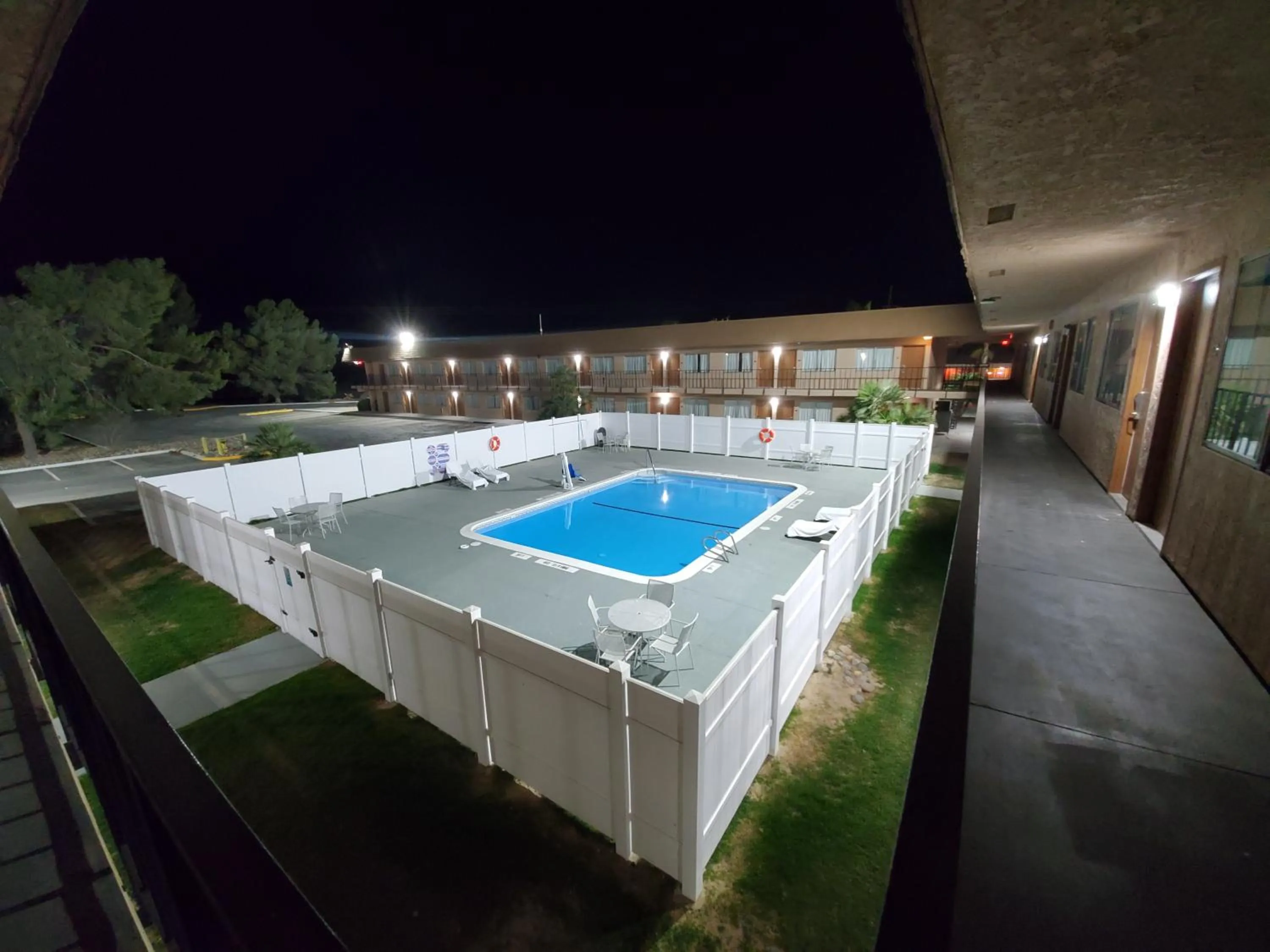 Swimming pool, Pool View in SureStay Hotel by Best Western Buttonwillow