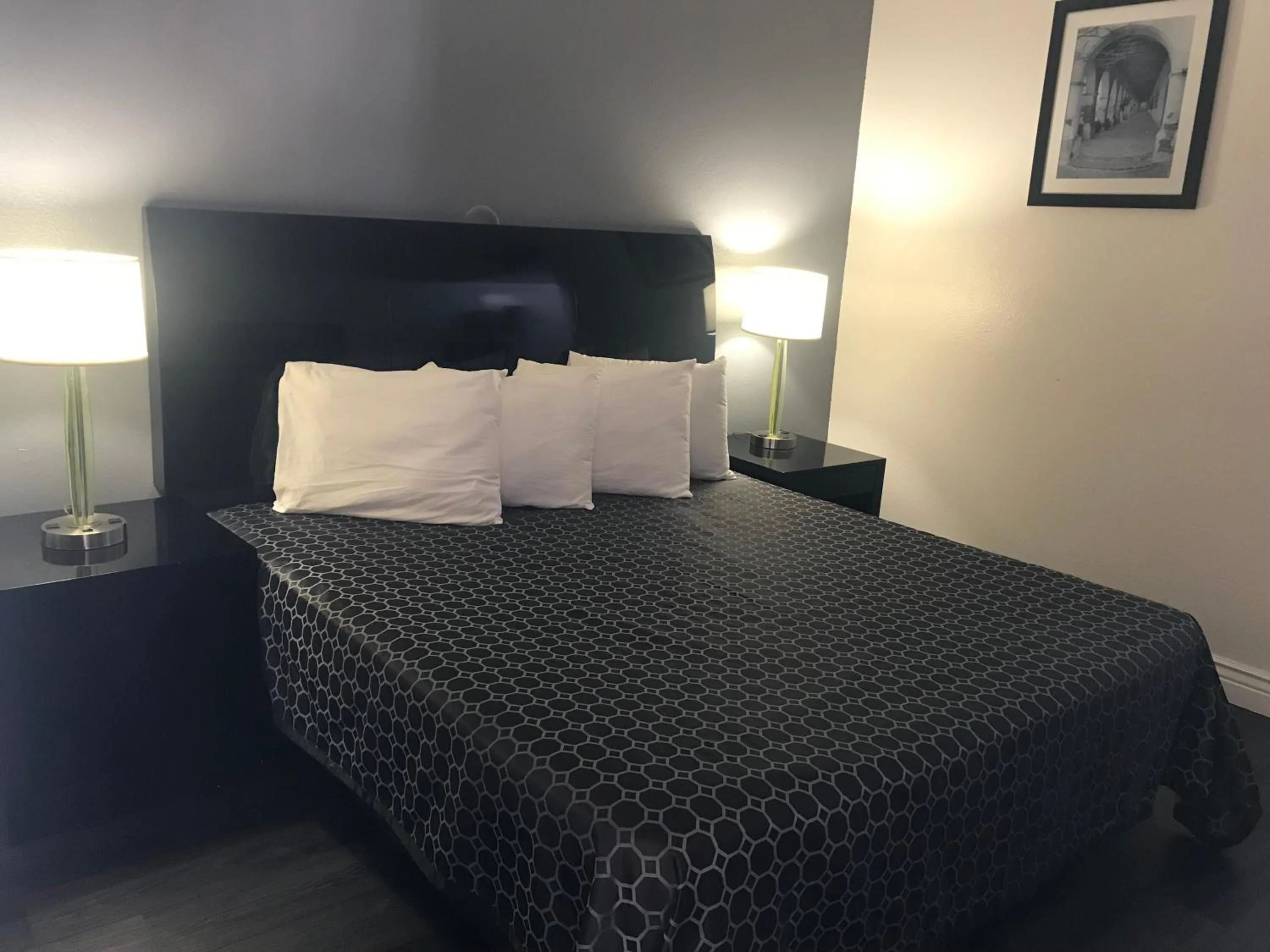 Bed in SureStay Hotel by Best Western Buttonwillow