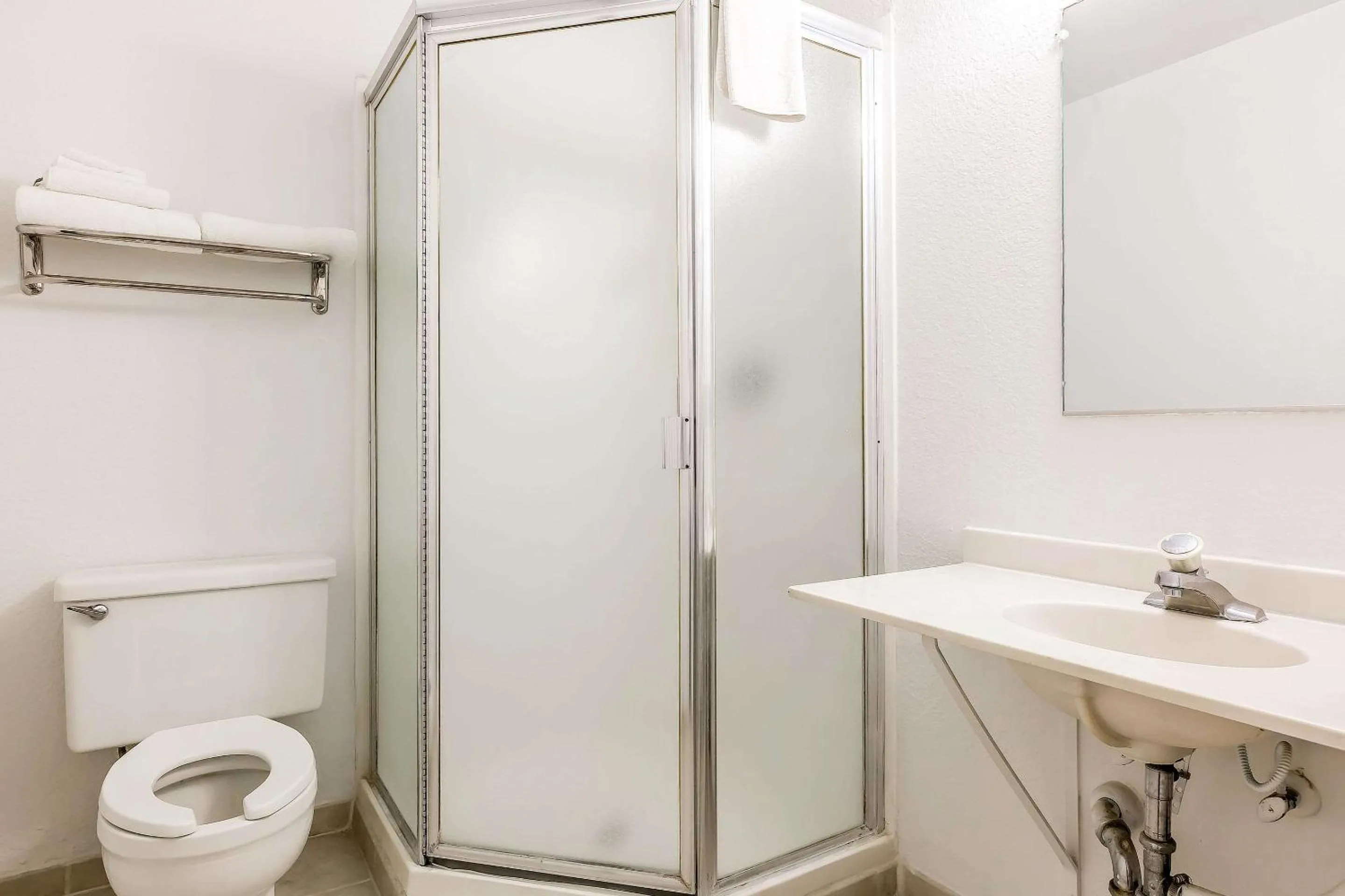 Bedroom, Bathroom in SureStay Hotel by Best Western Buttonwillow