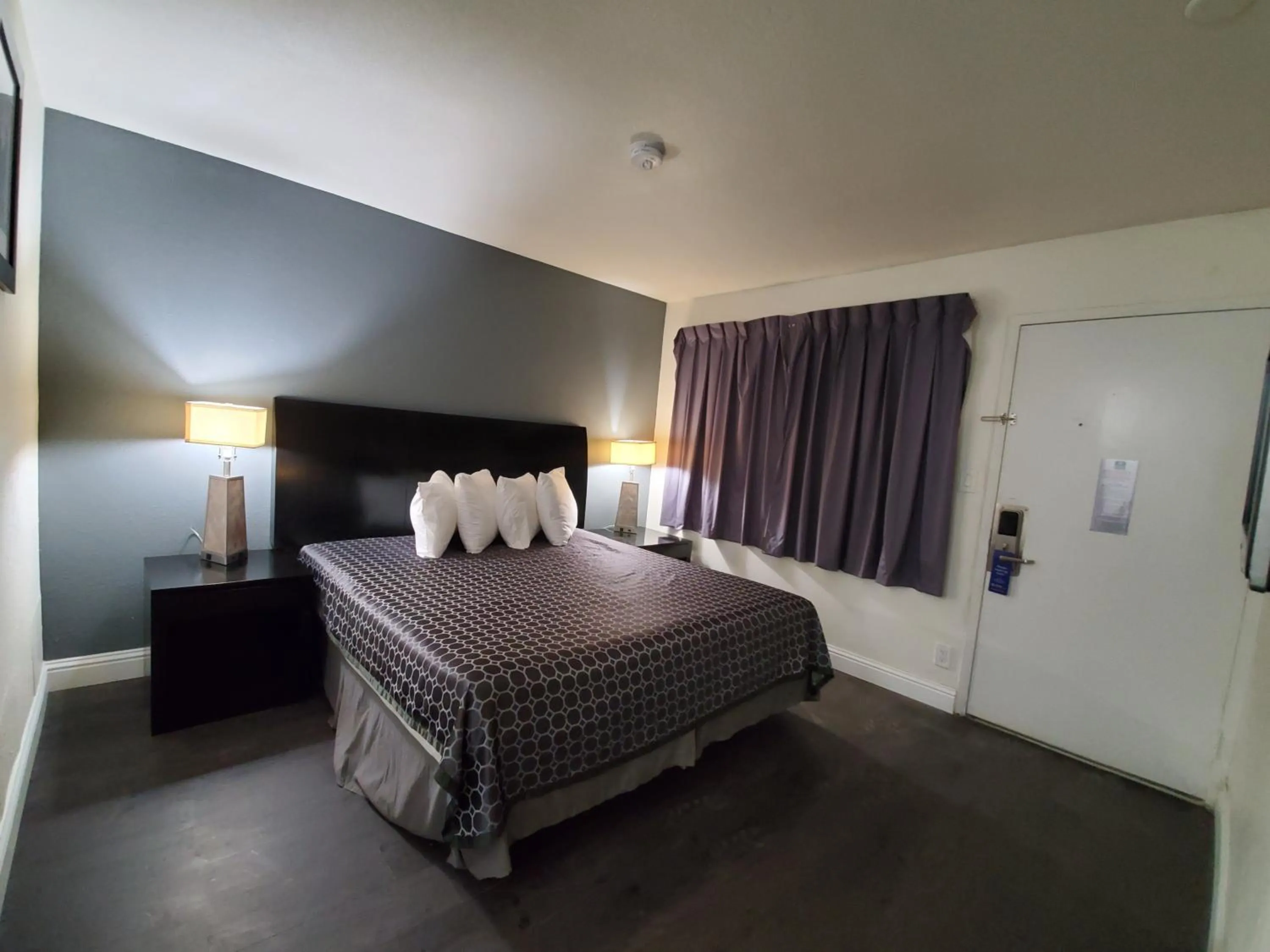 Bedroom in SureStay Hotel by Best Western Buttonwillow