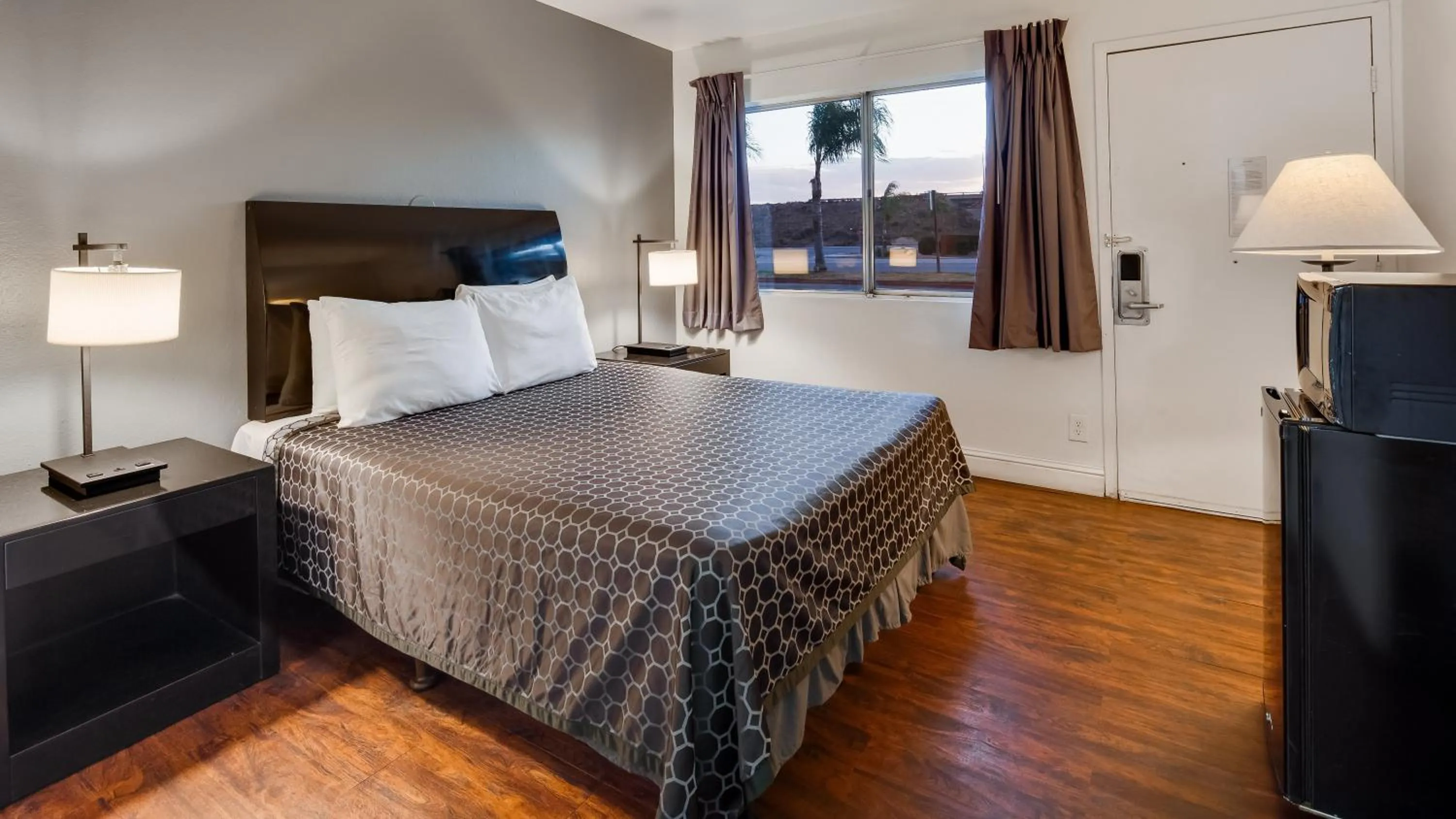 Bed in SureStay Hotel by Best Western Buttonwillow
