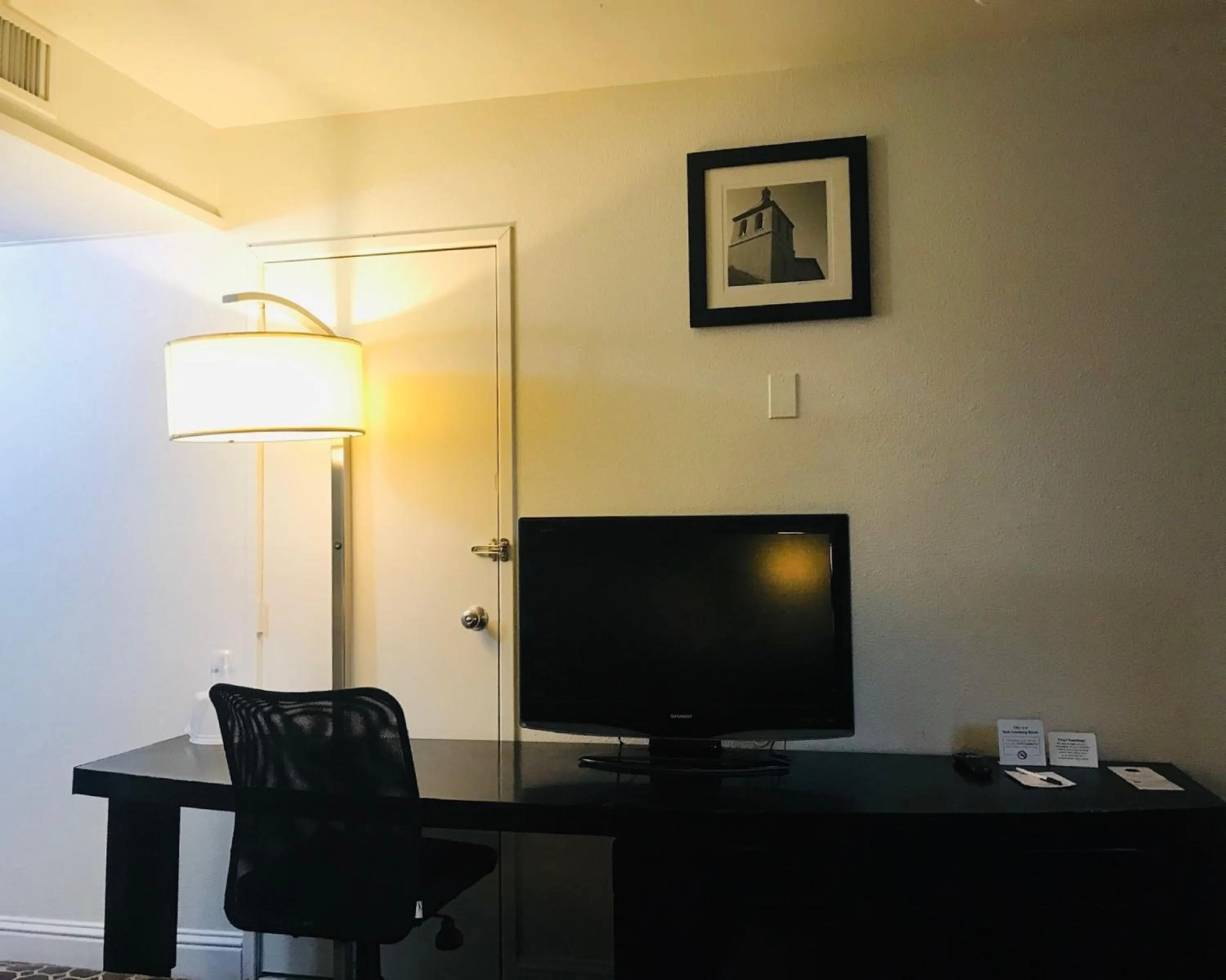 TV and multimedia, TV/Entertainment Center in SureStay Hotel by Best Western Buttonwillow