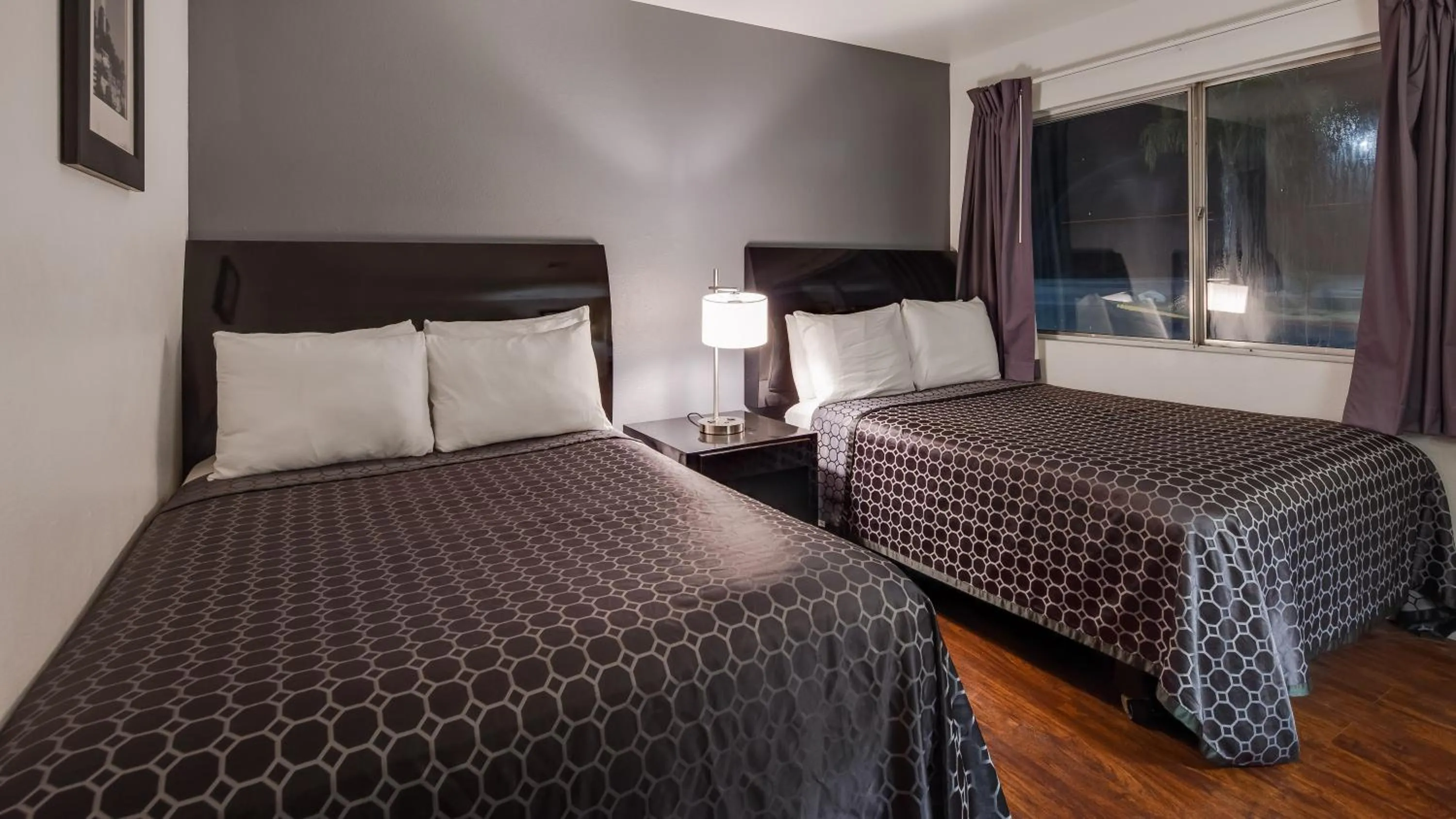 Bedroom in SureStay Hotel by Best Western Buttonwillow
