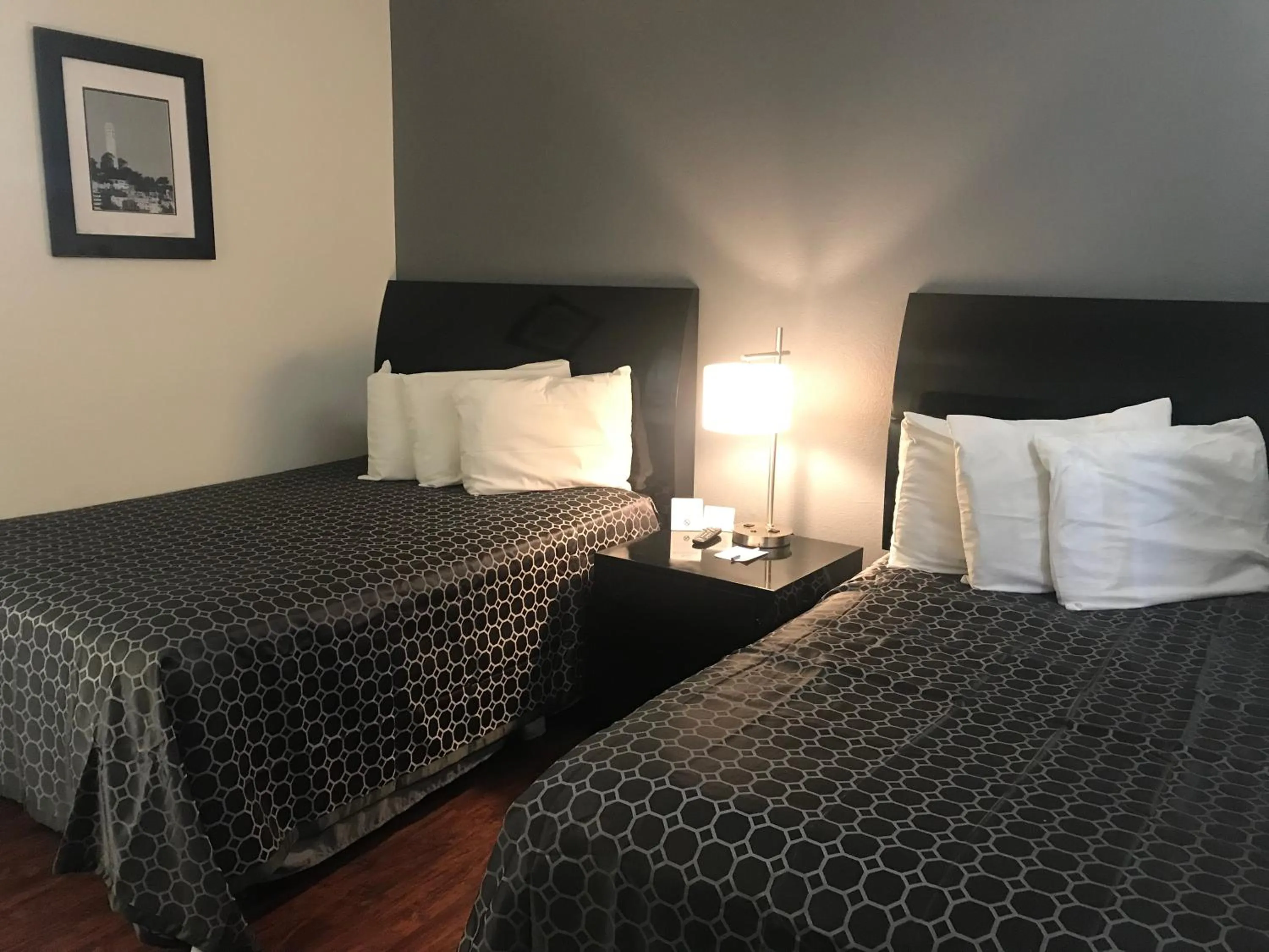 Bedroom in SureStay Hotel by Best Western Buttonwillow