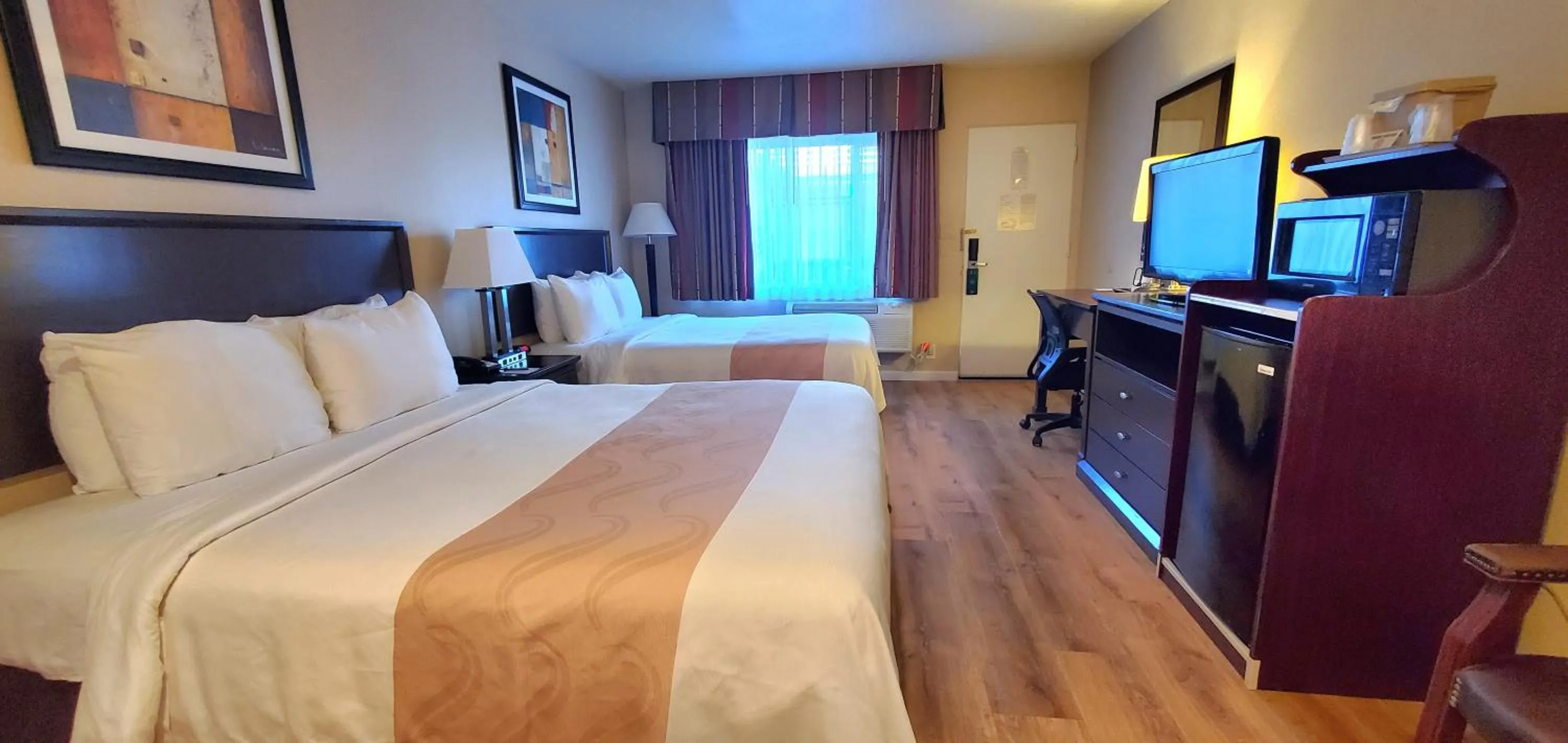 Bed in Quality Inn & Suites Anaheim at the Park
