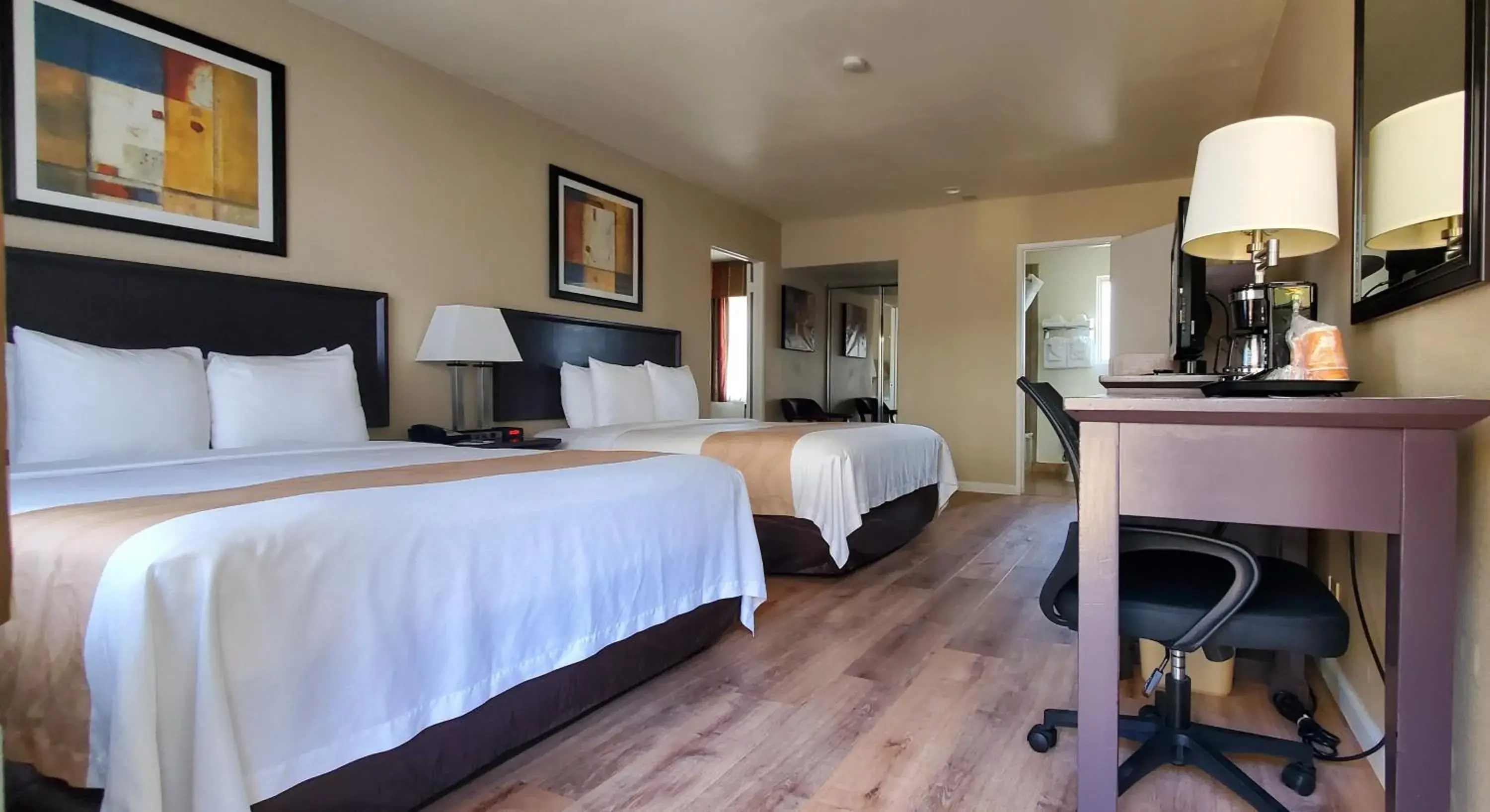 Family Suite, 2 Queen Beds, 1 Double Bed, Non Smoking in Quality Inn & Suites Anaheim at the Park Family Suite, 2 Queen Beds, 1 Double Bed, Non Smoking in Quality Inn & Suites Anaheim at the Park