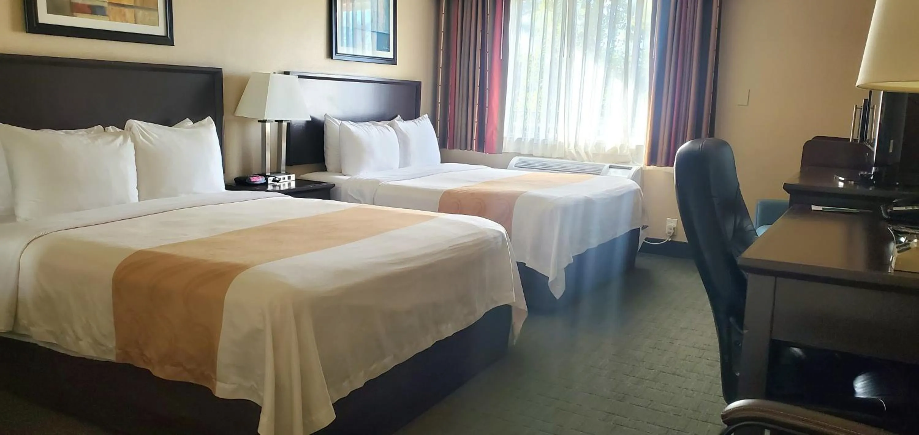 acessibility, Bed in Quality Inn & Suites Anaheim at the Park