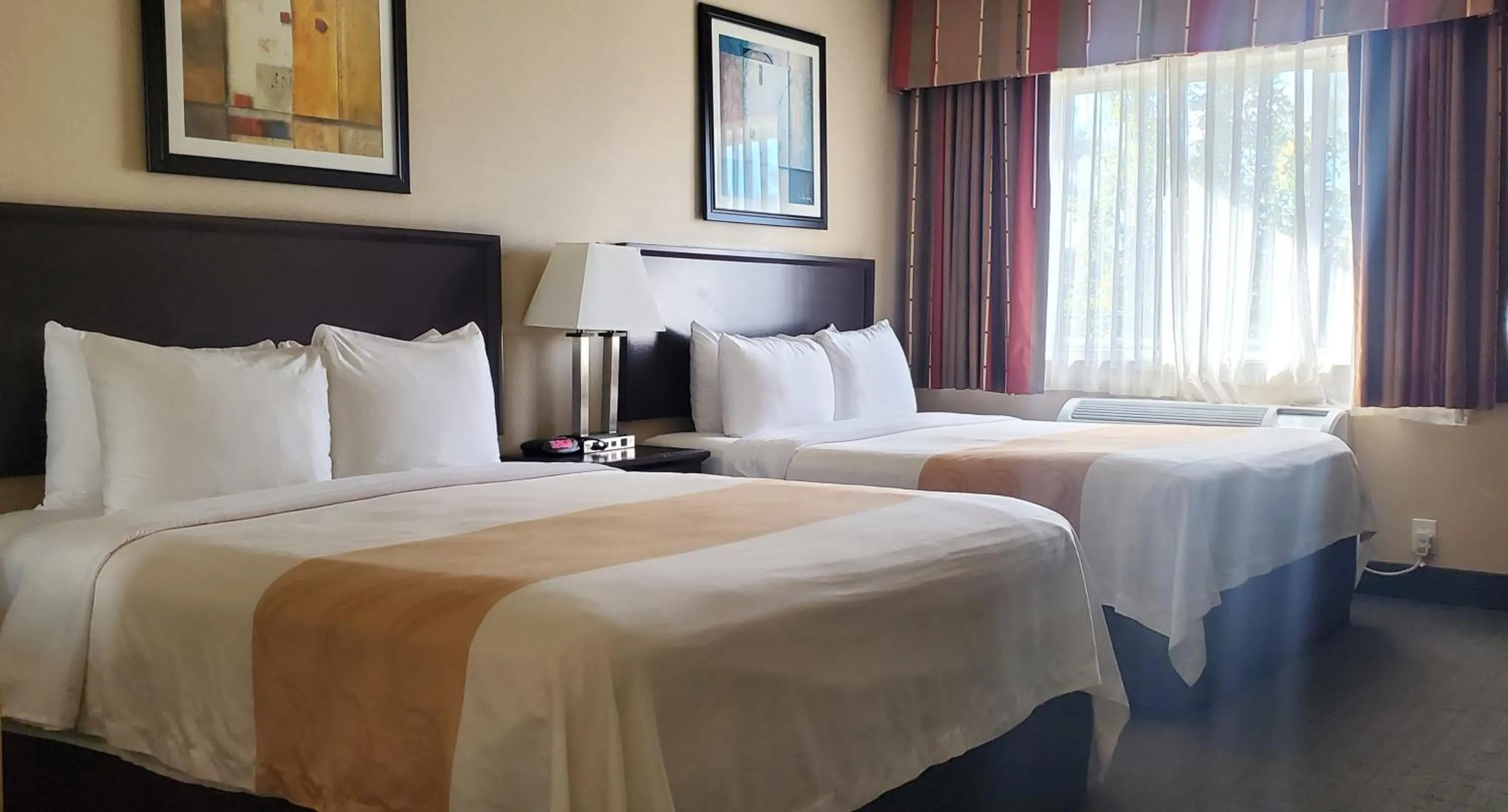 acessibility, Bed in Quality Inn & Suites Anaheim at the Park