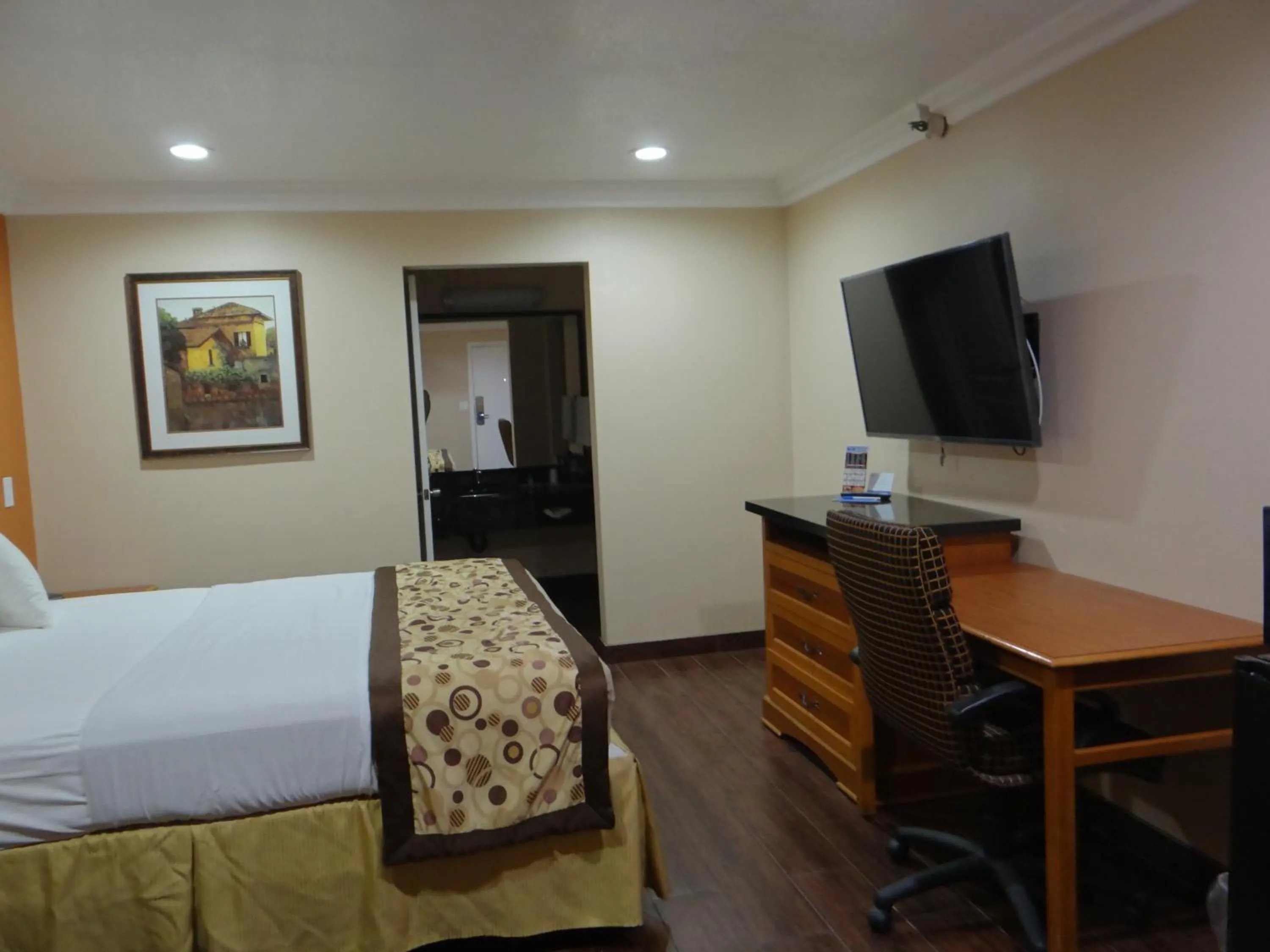 Bedroom, Bed in Rodeway Inn Cypress - Buena Park