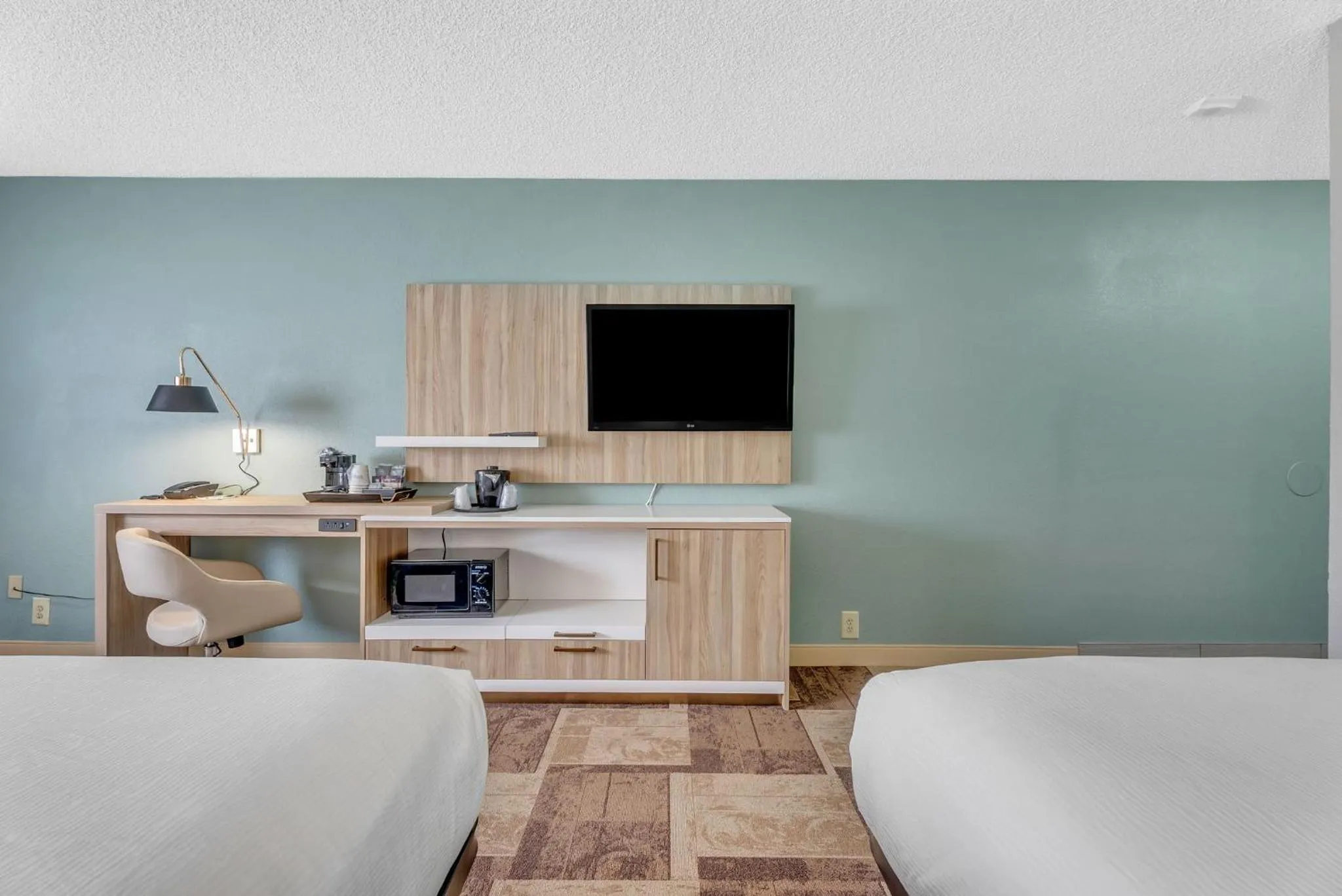 TV and multimedia, Bed in Wyndham Garden Newark Fremont Silicon Valley