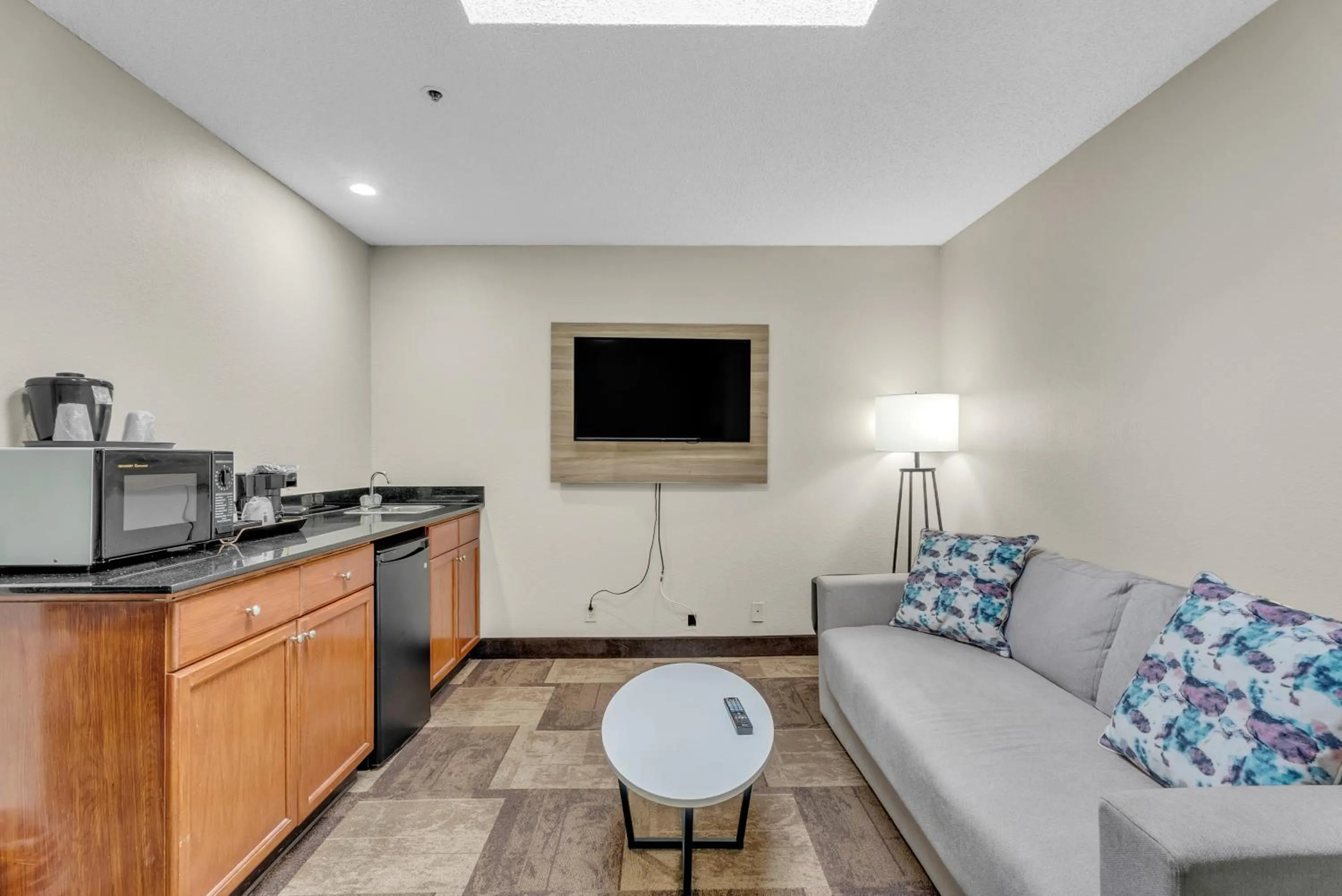 Kitchen or kitchenette in Wyndham Garden Newark Fremont Silicon Valley