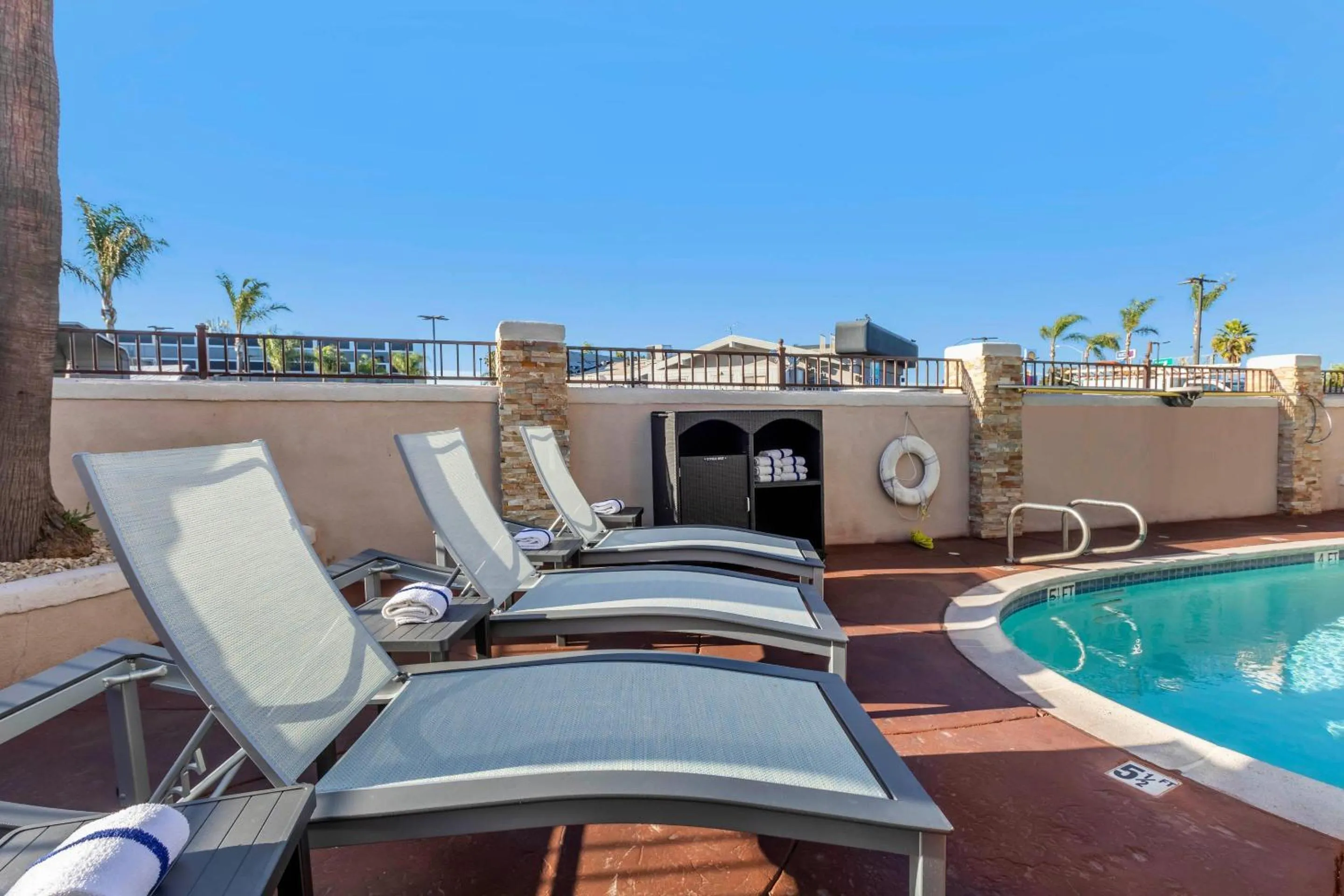 Swimming pool in Comfort Inn San Diego Miramar