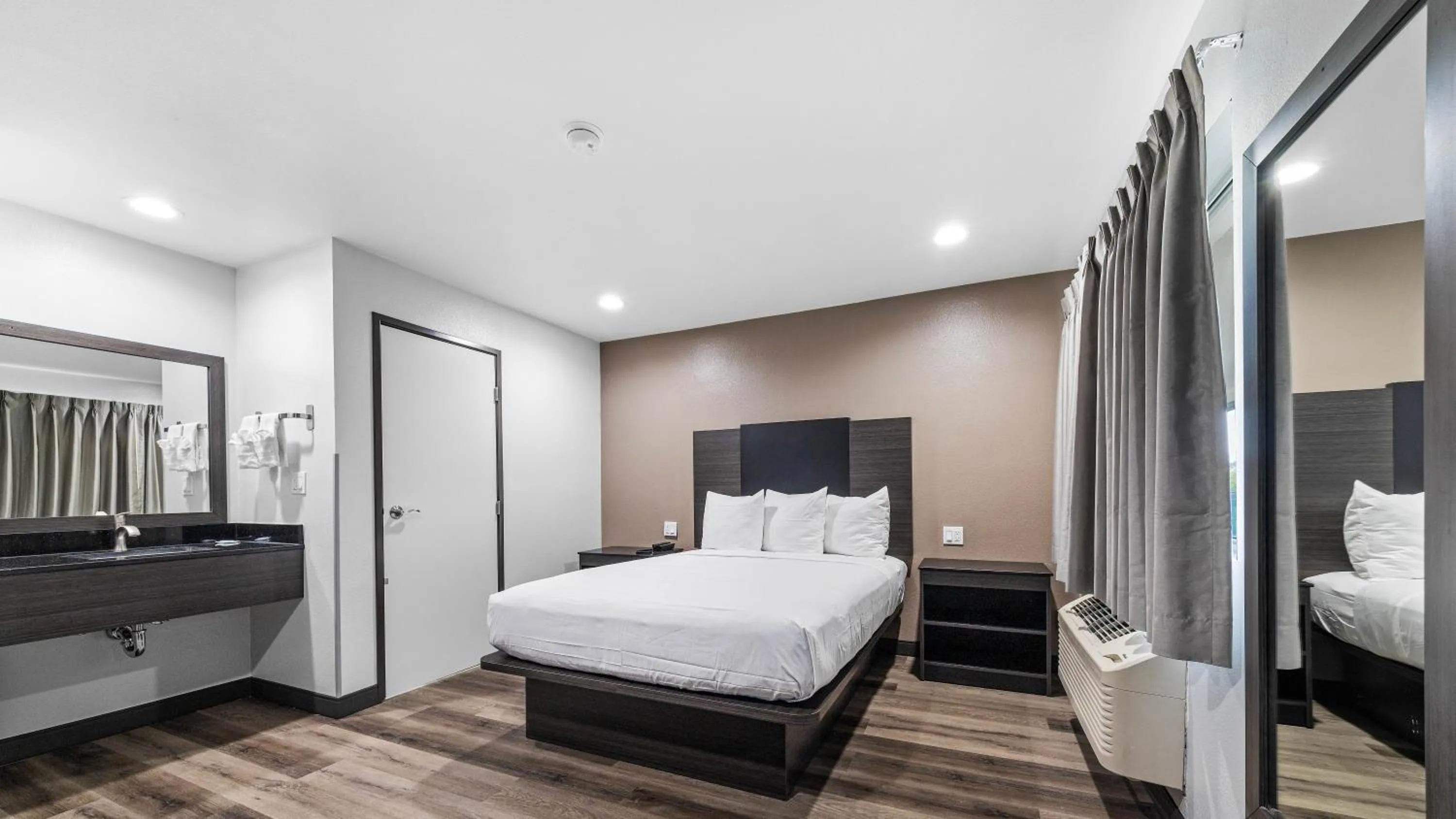 Bed in Oceanside, CA – Marina / Camp Pendleton