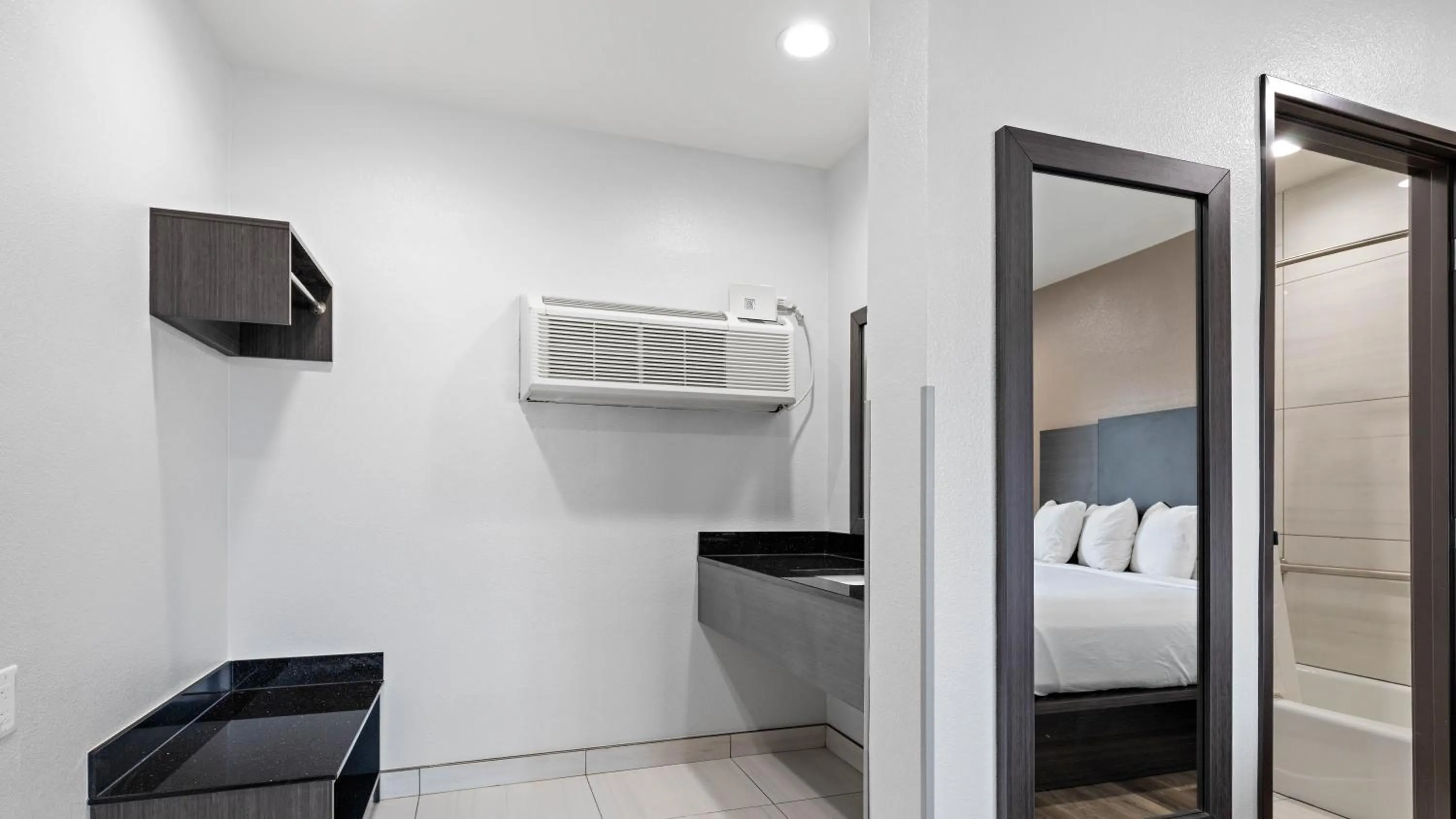 Area and facilities, Bed in Oceanside, CA – Marina / Camp Pendleton