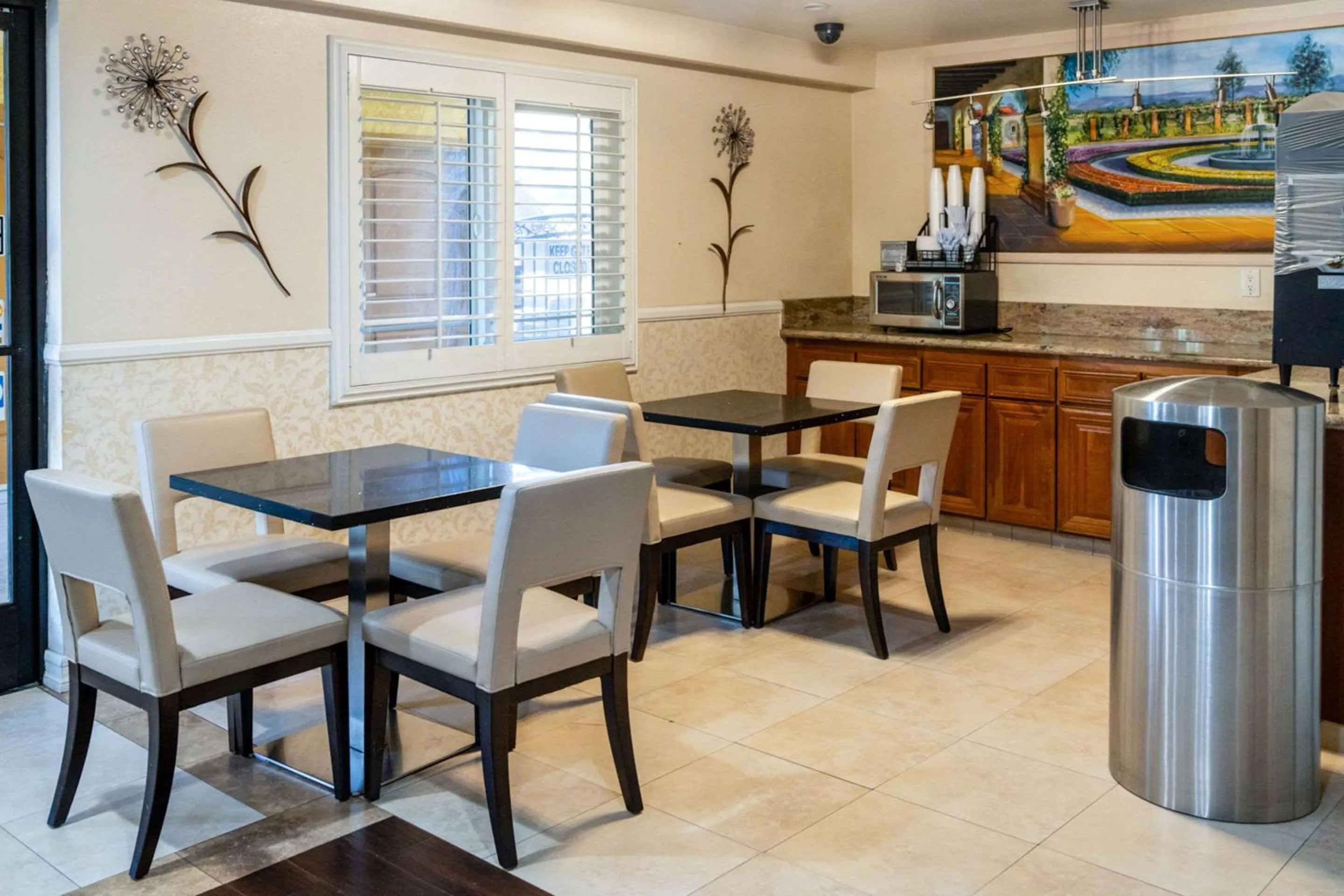 Breakfast in Rodeway Inn & Suites Colton-Riverside