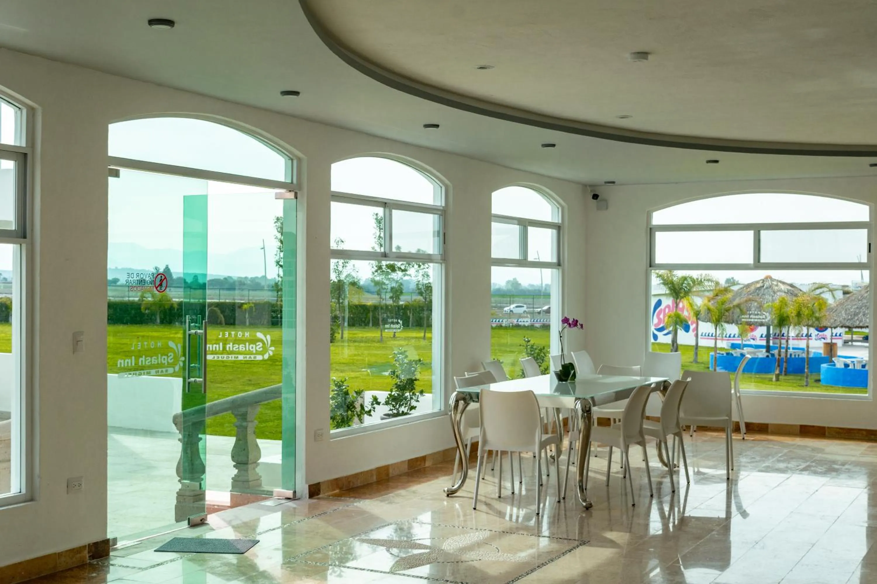 Restaurant/places to eat in Hotel Splash Inn