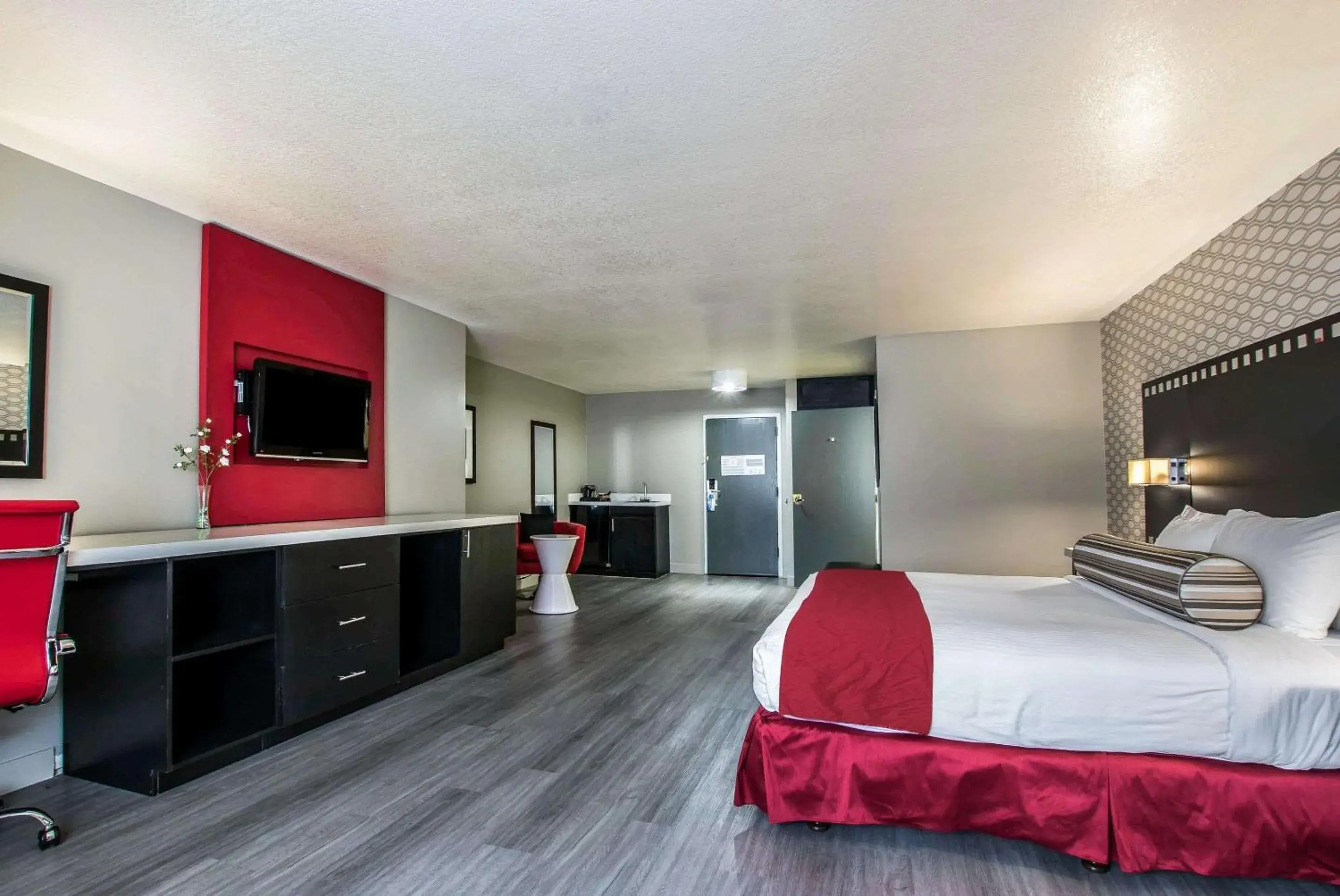 Deluxe Suite, 1 King Bed with Sitting Area, Non Smoking in Tilt Hotel Universal-Hollywood, an Ascend Collection Hotel Deluxe Suite, 1 King Bed with Sitting Area, Non Smoking in Tilt Hotel Universal-Hollywood, an Ascend Collection Hotel