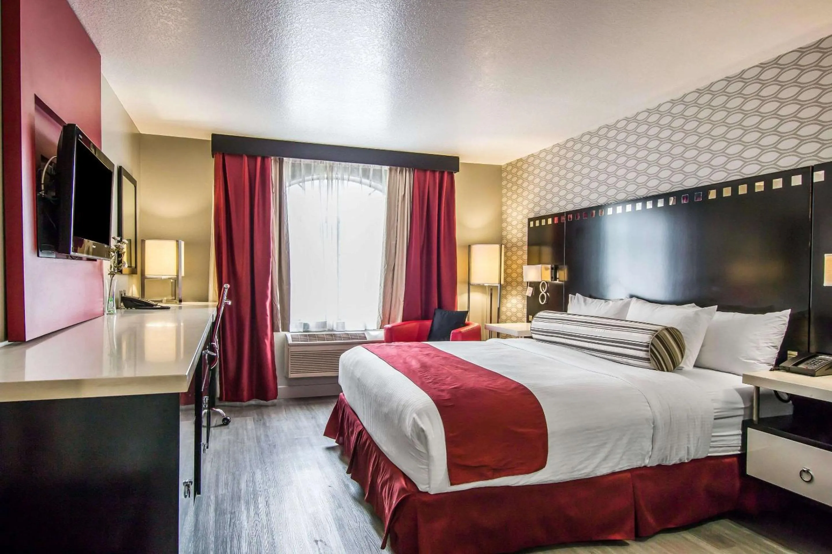 Bedroom, Bed in Tilt Hotel Universal-Hollywood, an Ascend Collection Hotel