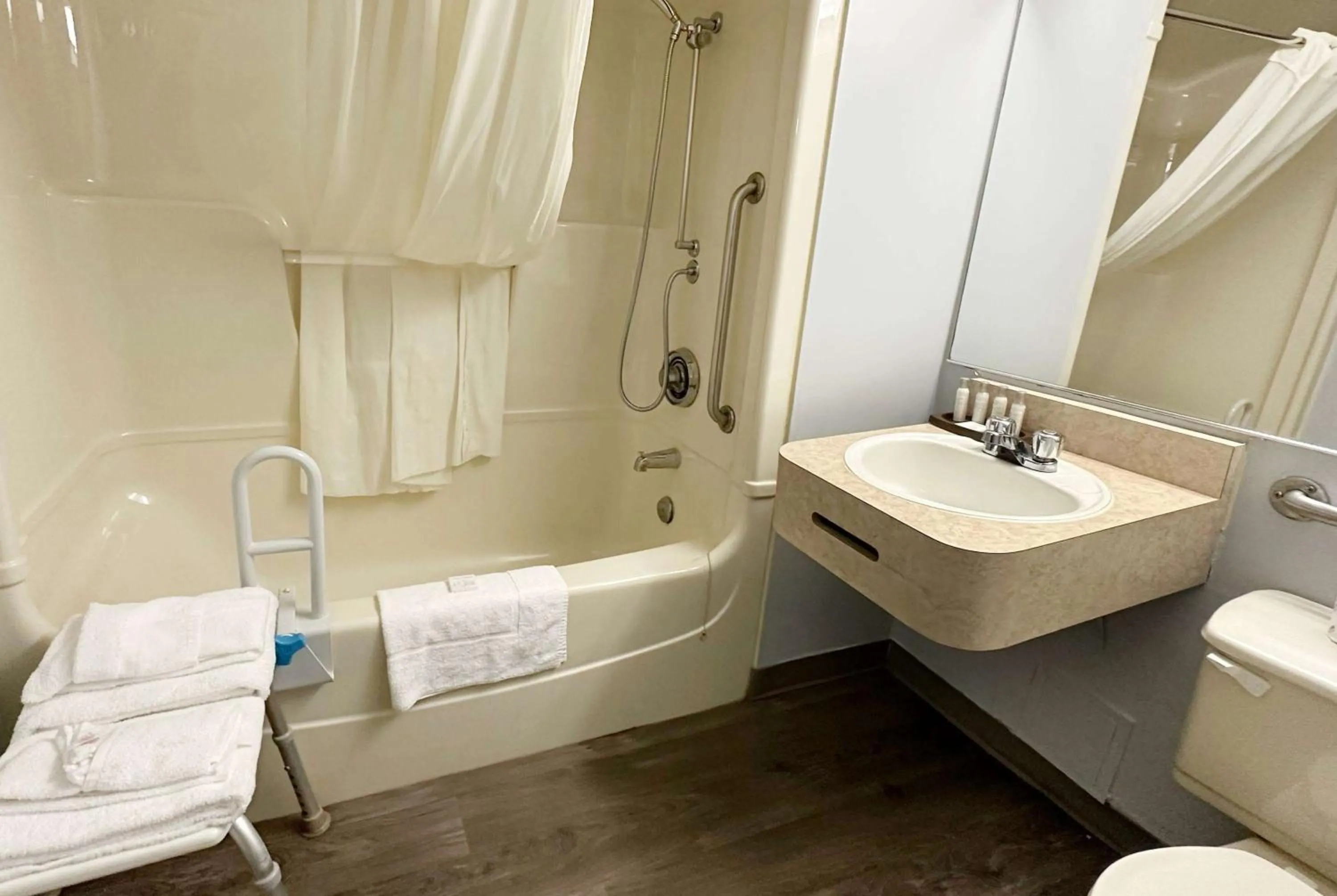 TV and multimedia in Travelodge by Wyndham Welland