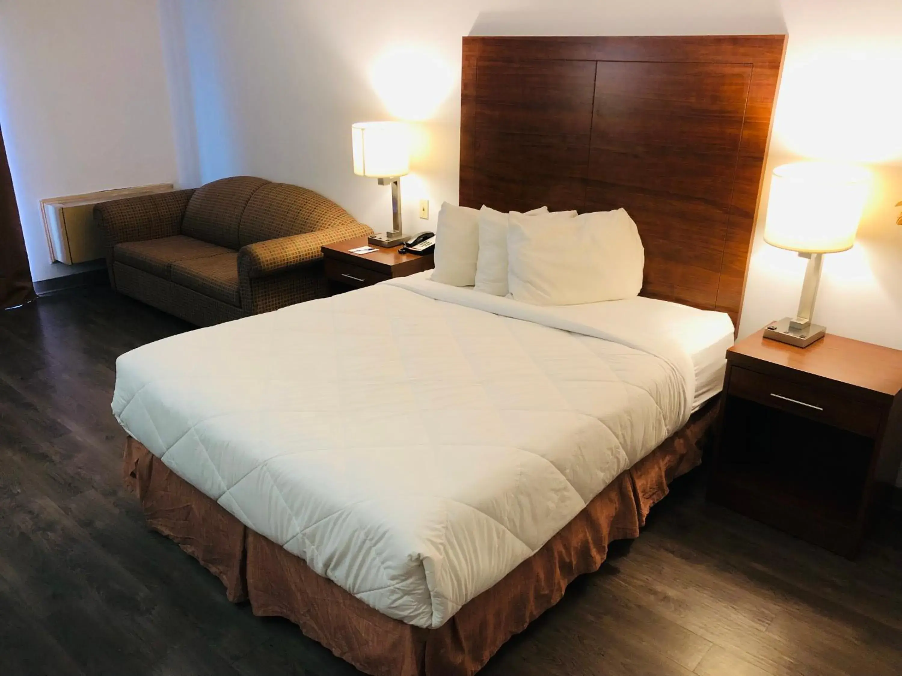 Queen Room - Non-Smoking in Travelodge by Wyndham Welland Queen Room - Non-Smoking in Travelodge by Wyndham Welland