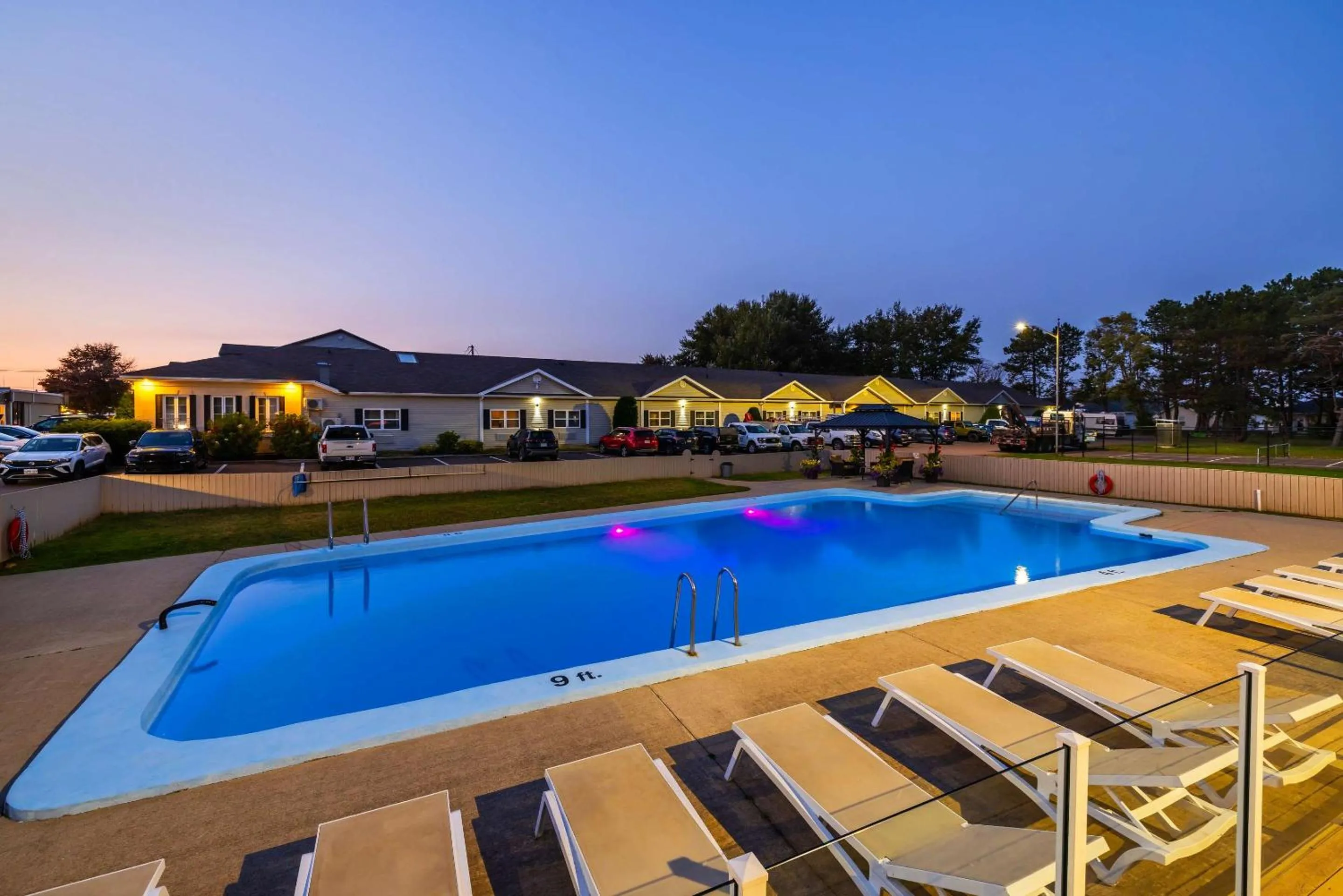 Swimming pool in Quality Inn & Suites Garden of the Gulf