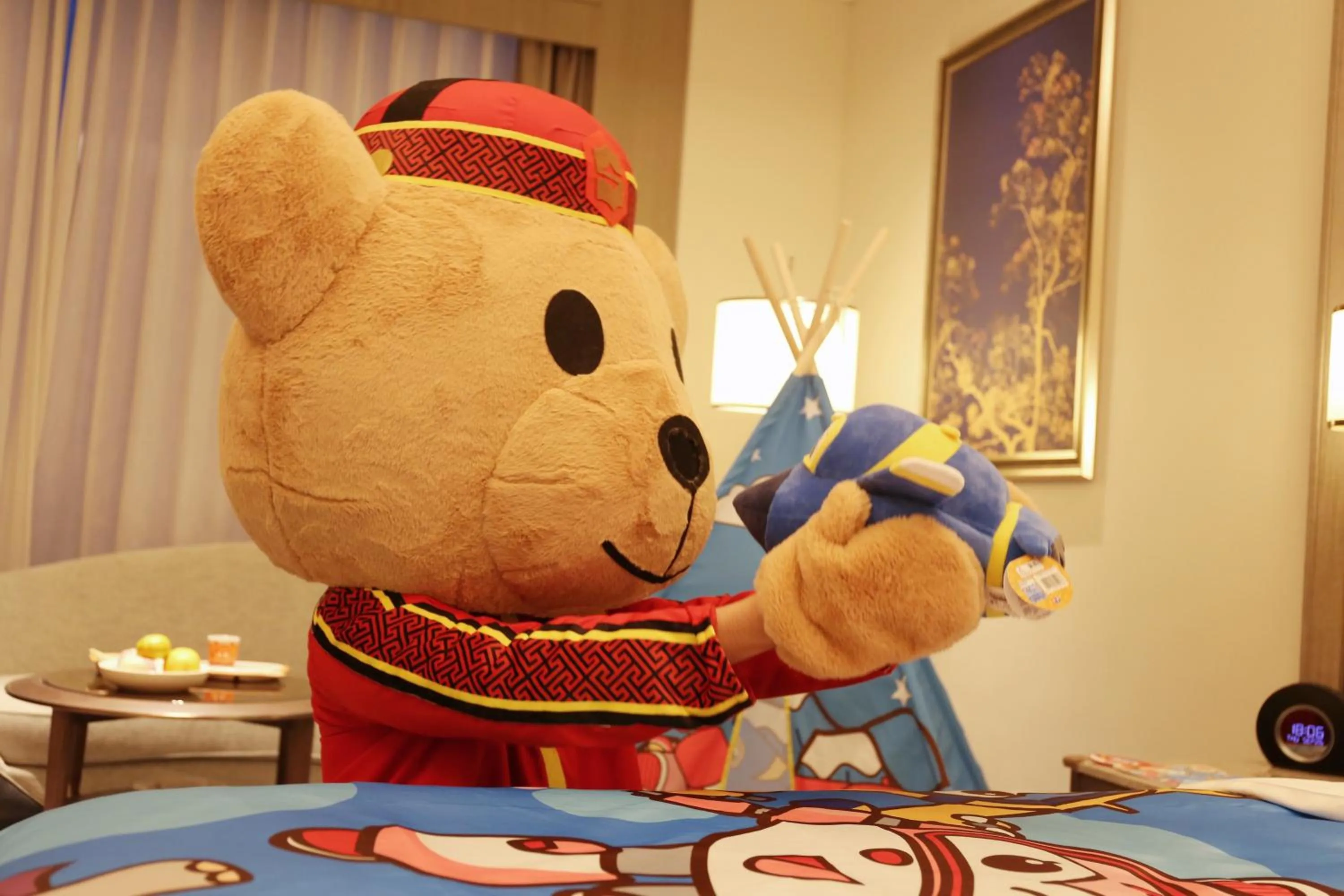 Bedroom, Bed in Shangri-La Yuanqu, Suzhou