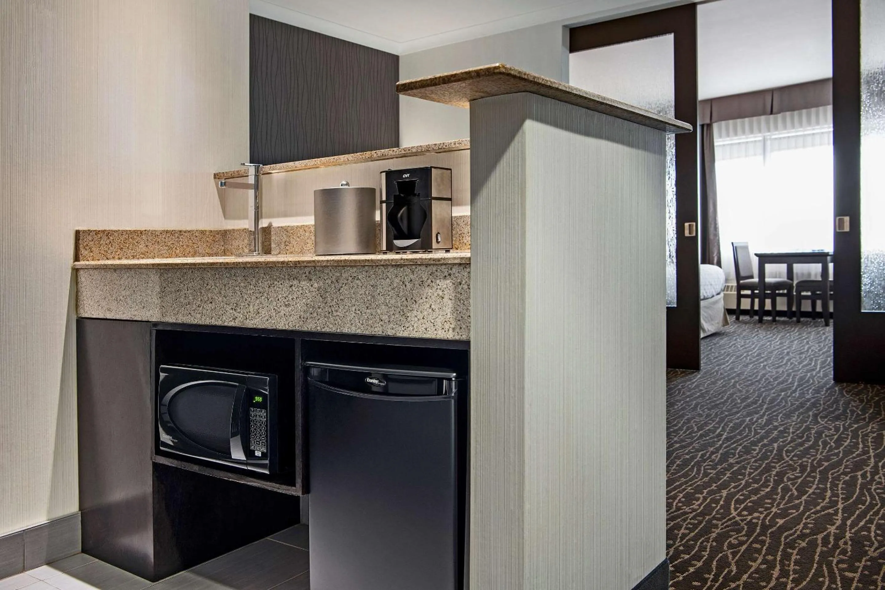 Bedroom, Kitchen/Kitchenette in Clarion Hotel & Suites