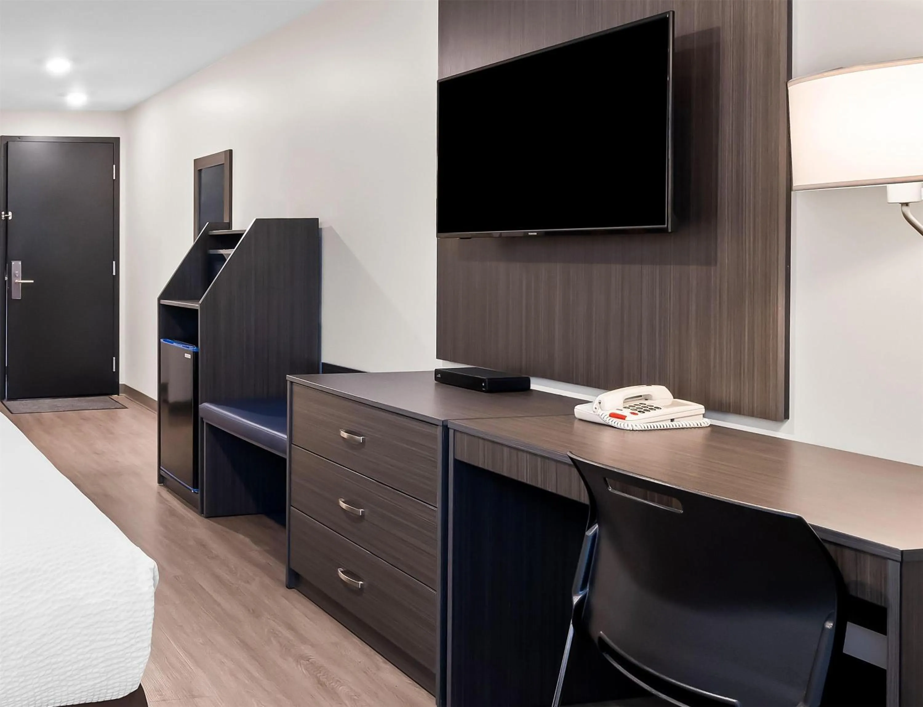 Photo of the whole room in Howard Johnson by Wyndham Thunder Bay