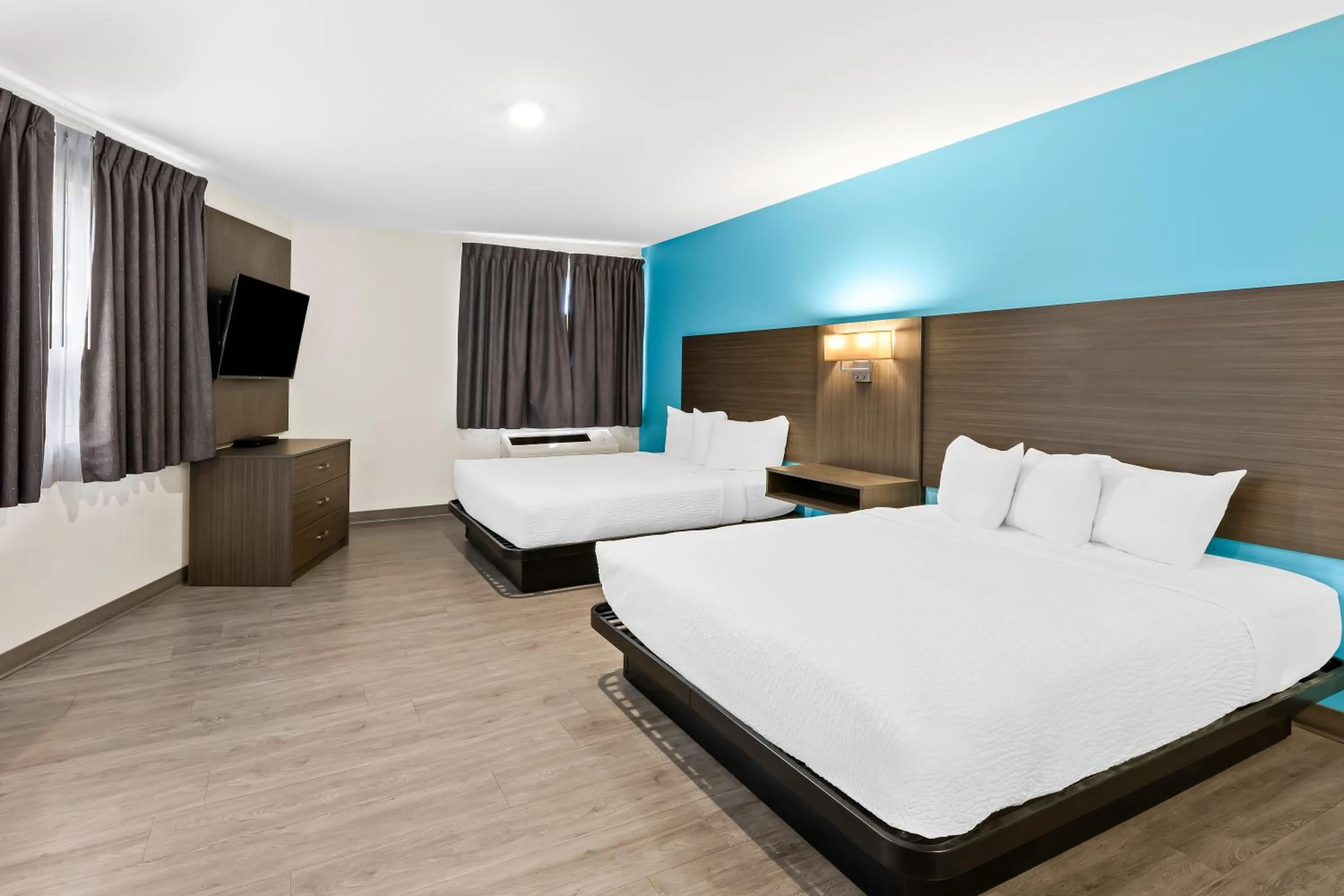 Bed in Howard Johnson by Wyndham Thunder Bay