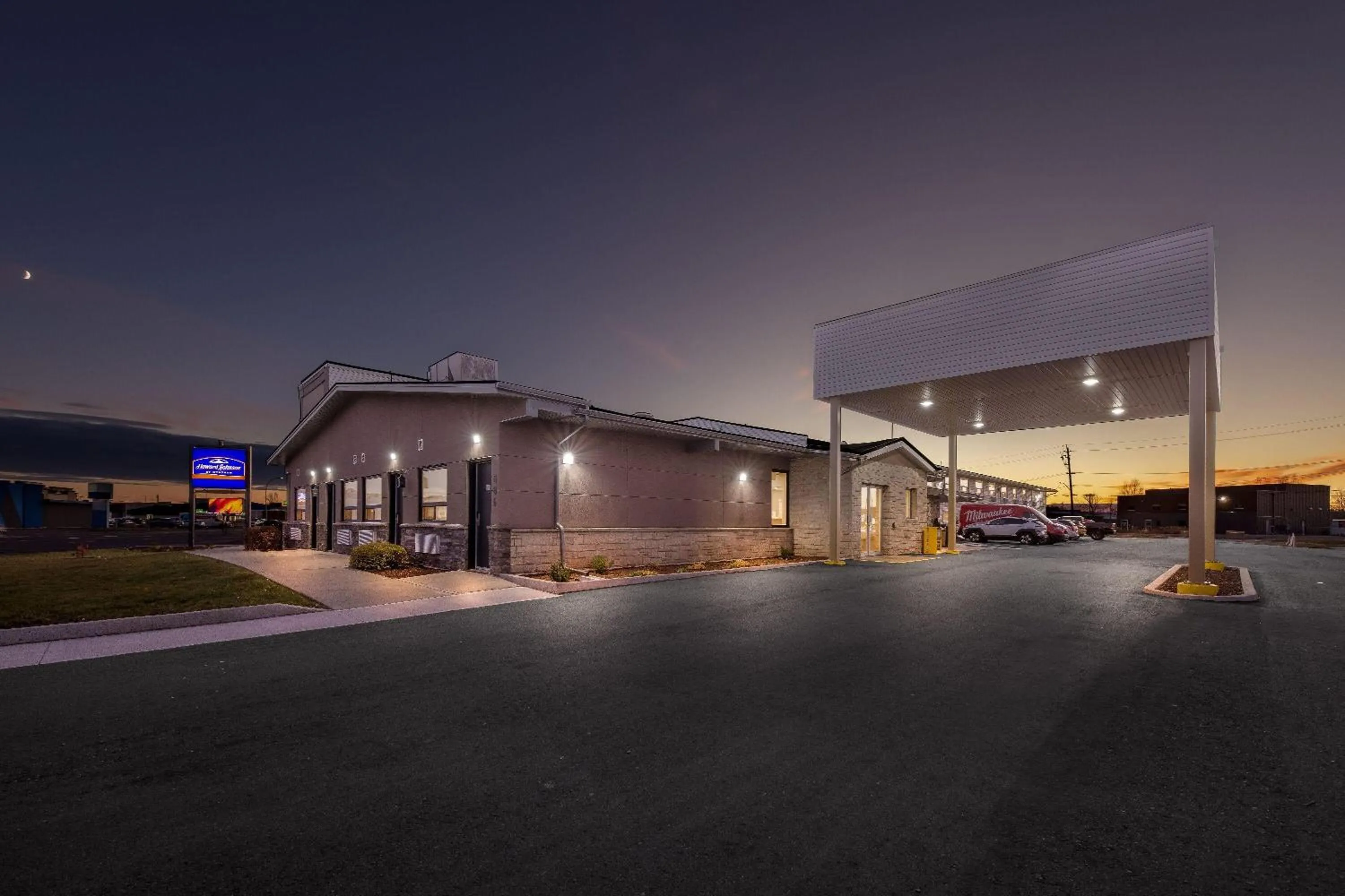 Property building in Howard Johnson by Wyndham Thunder Bay