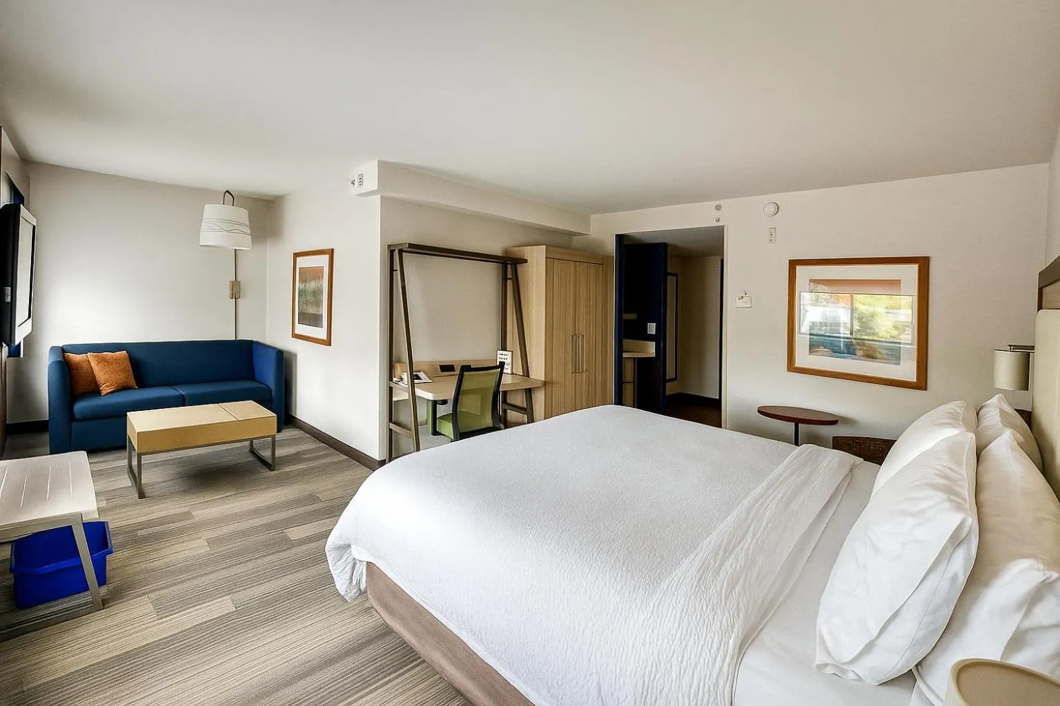 Bedroom, Bed in Holiday Inn Express & Suites Halifax - Bedford by IHG