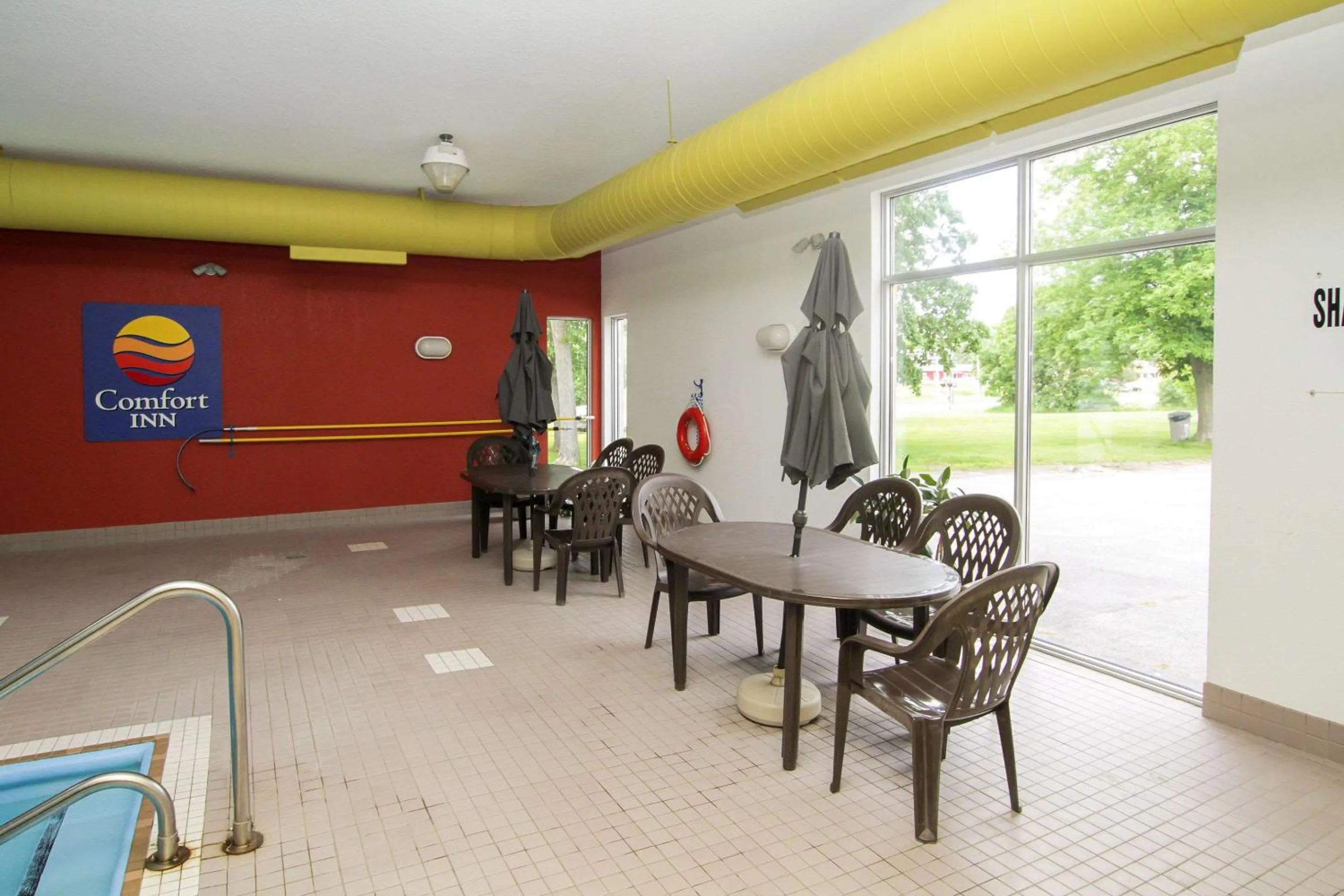 Swimming pool in Comfort Inn