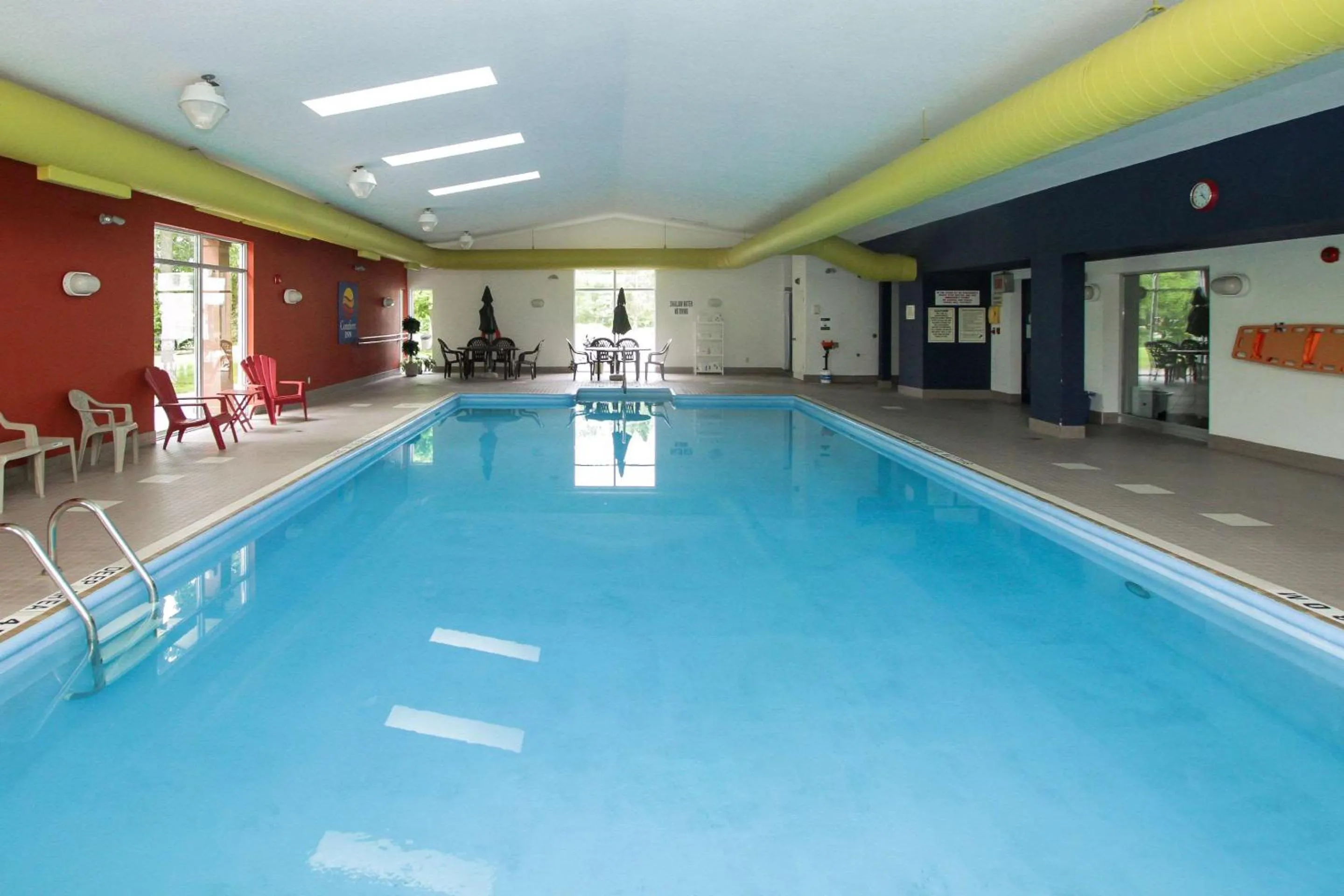 Swimming pool in Comfort Inn