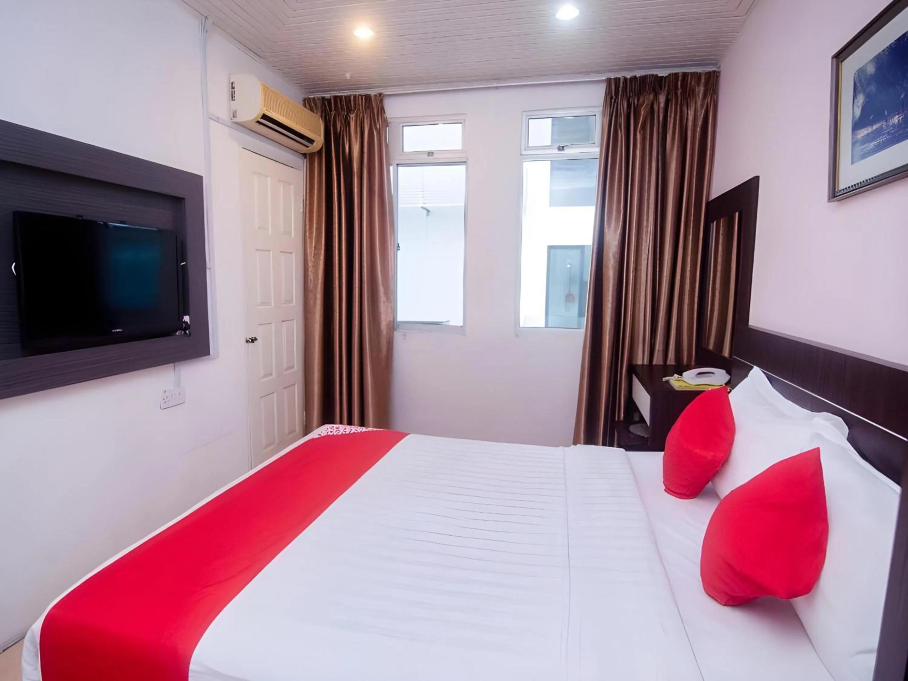 Photo of the whole room, Bed in Hotel O Mayfair Hotel