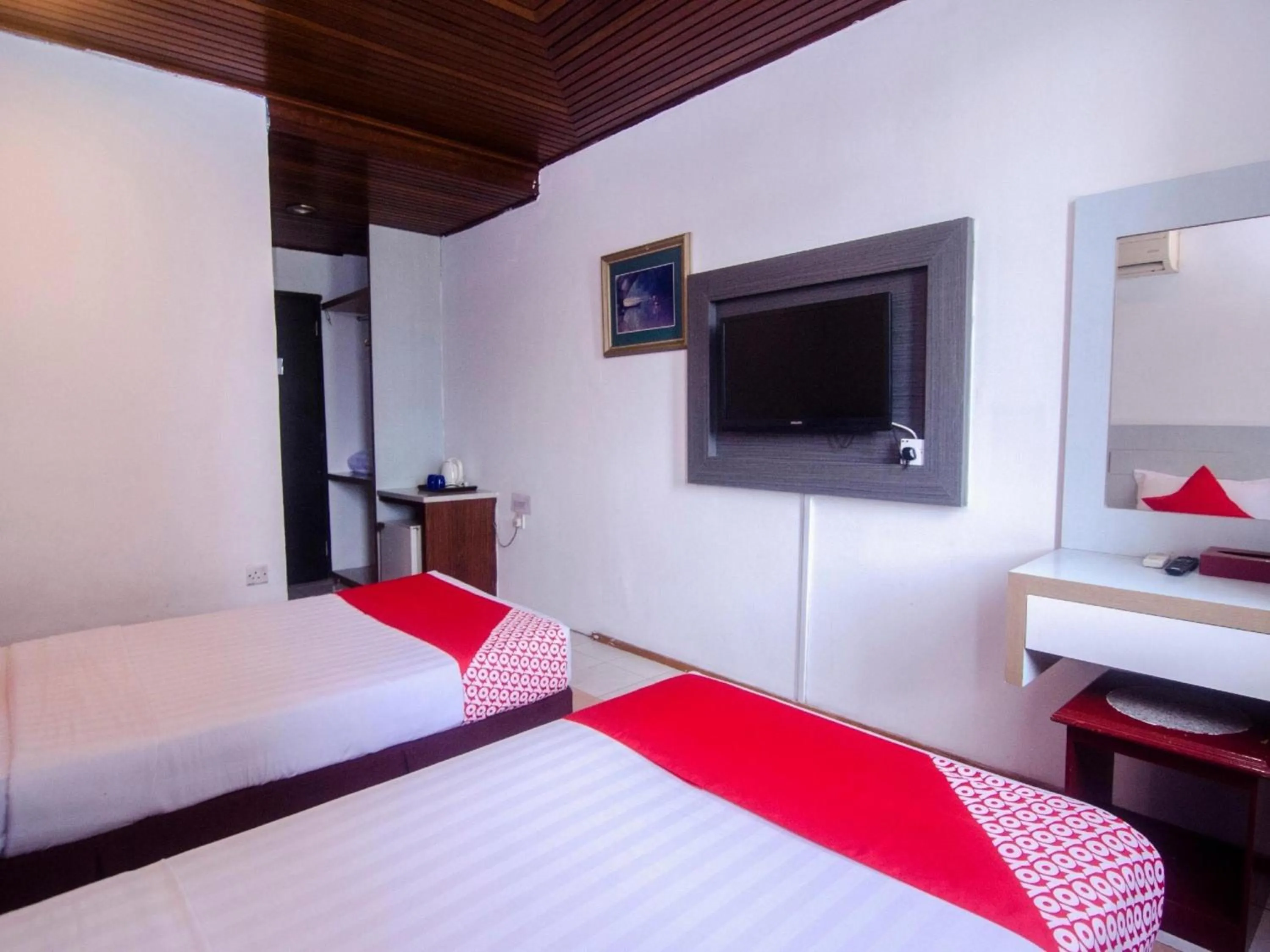 Photo of the whole room, Bed in Hotel O Mayfair Hotel