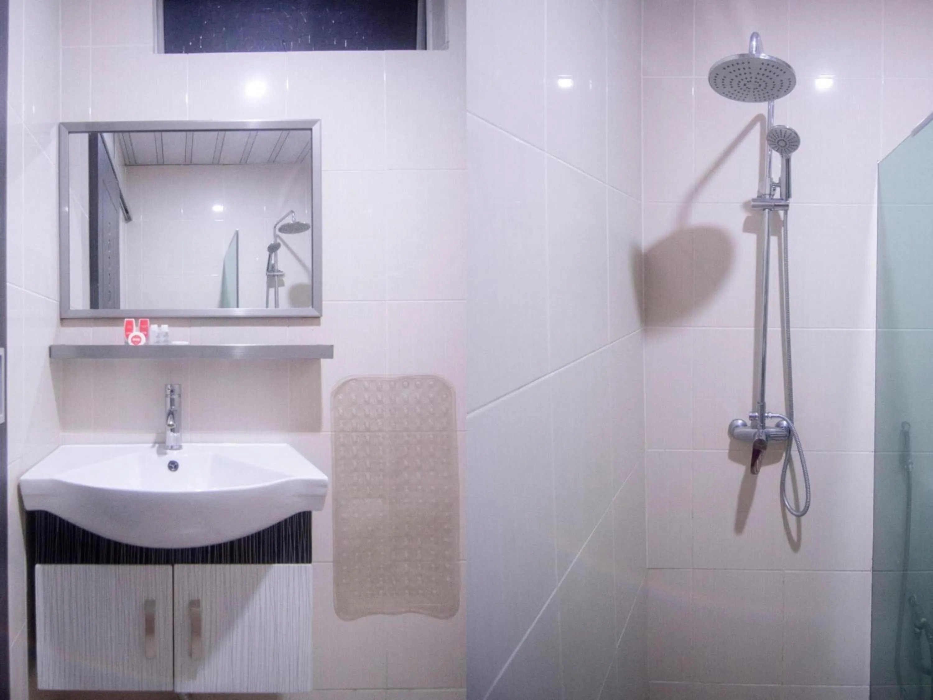 Bathroom in Hotel O Mayfair Hotel