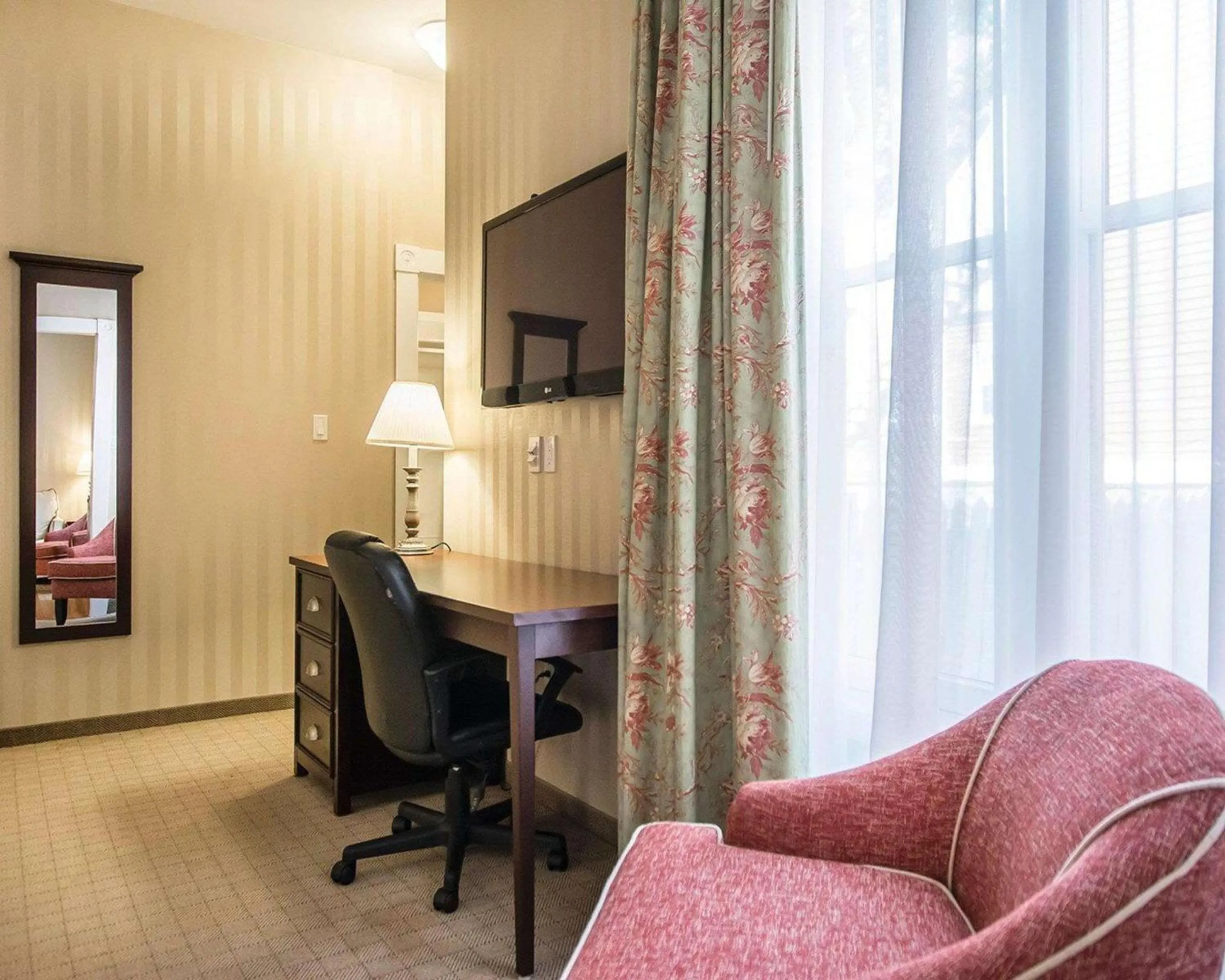 Bedroom in Quality Inn & Suites Downtown