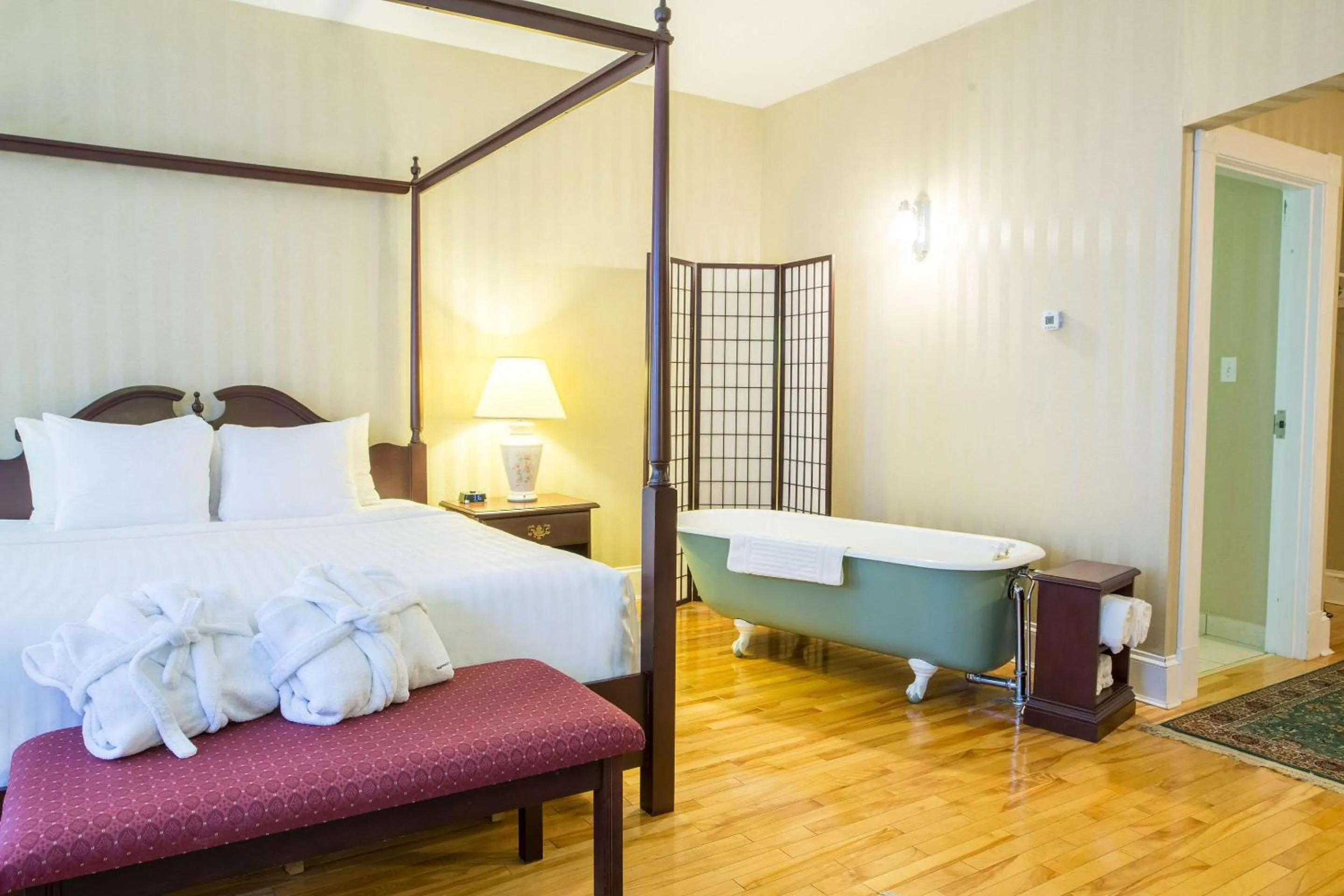 Bedroom, Bed in Quality Inn & Suites Downtown