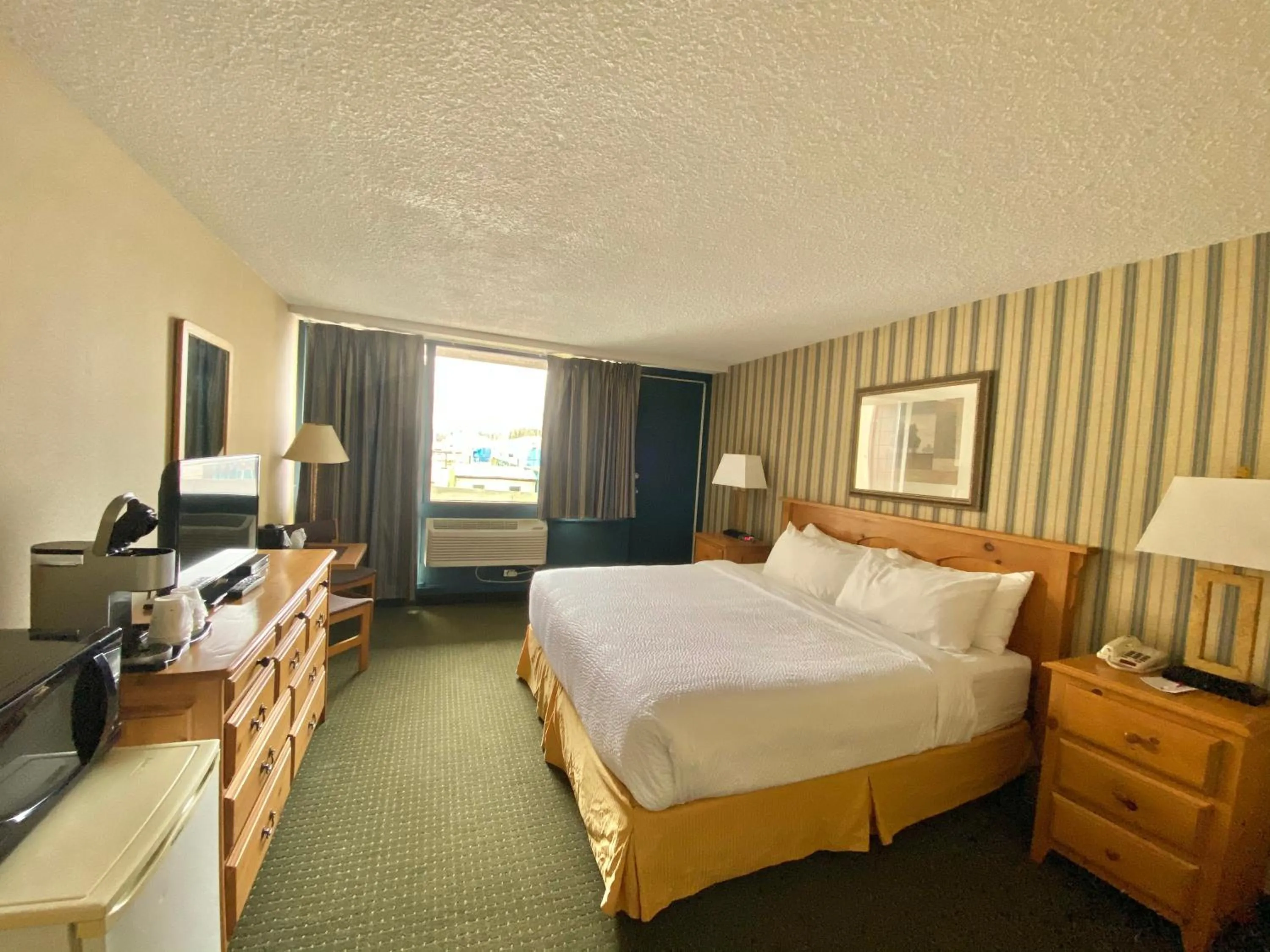 Bedroom, Bed in Ramada by Wyndham Whitecourt