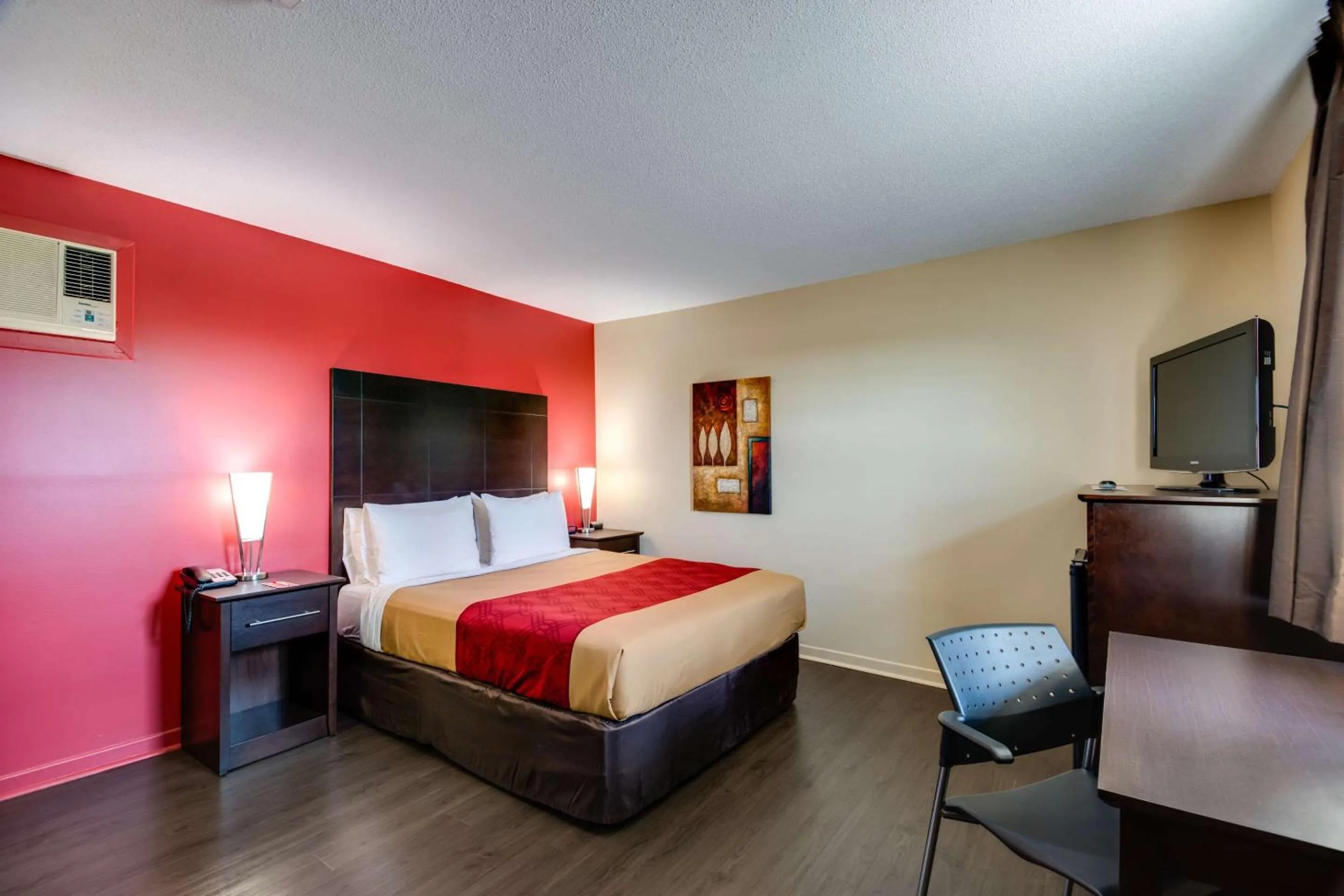 Photo of the whole room, Bed in Econo Lodge Inn & Suites