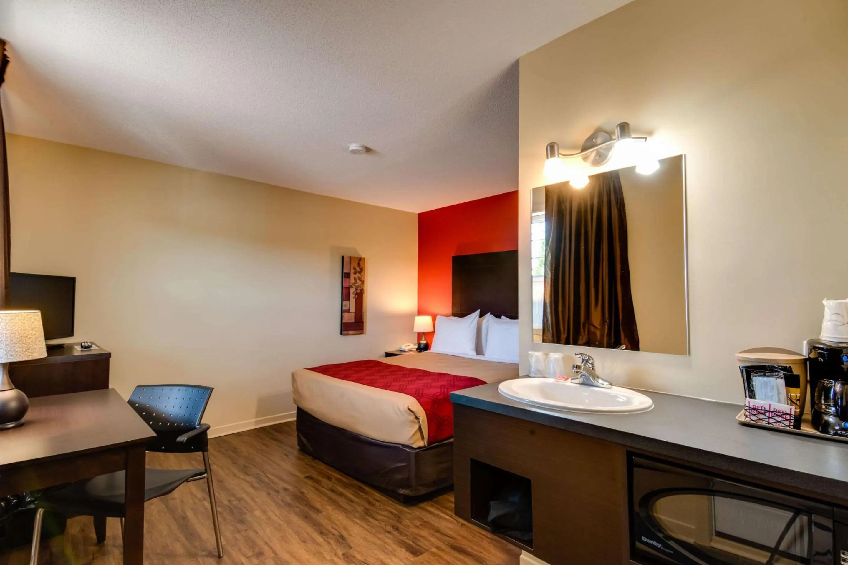 Photo of the whole room, Bed in Econo Lodge Inn & Suites