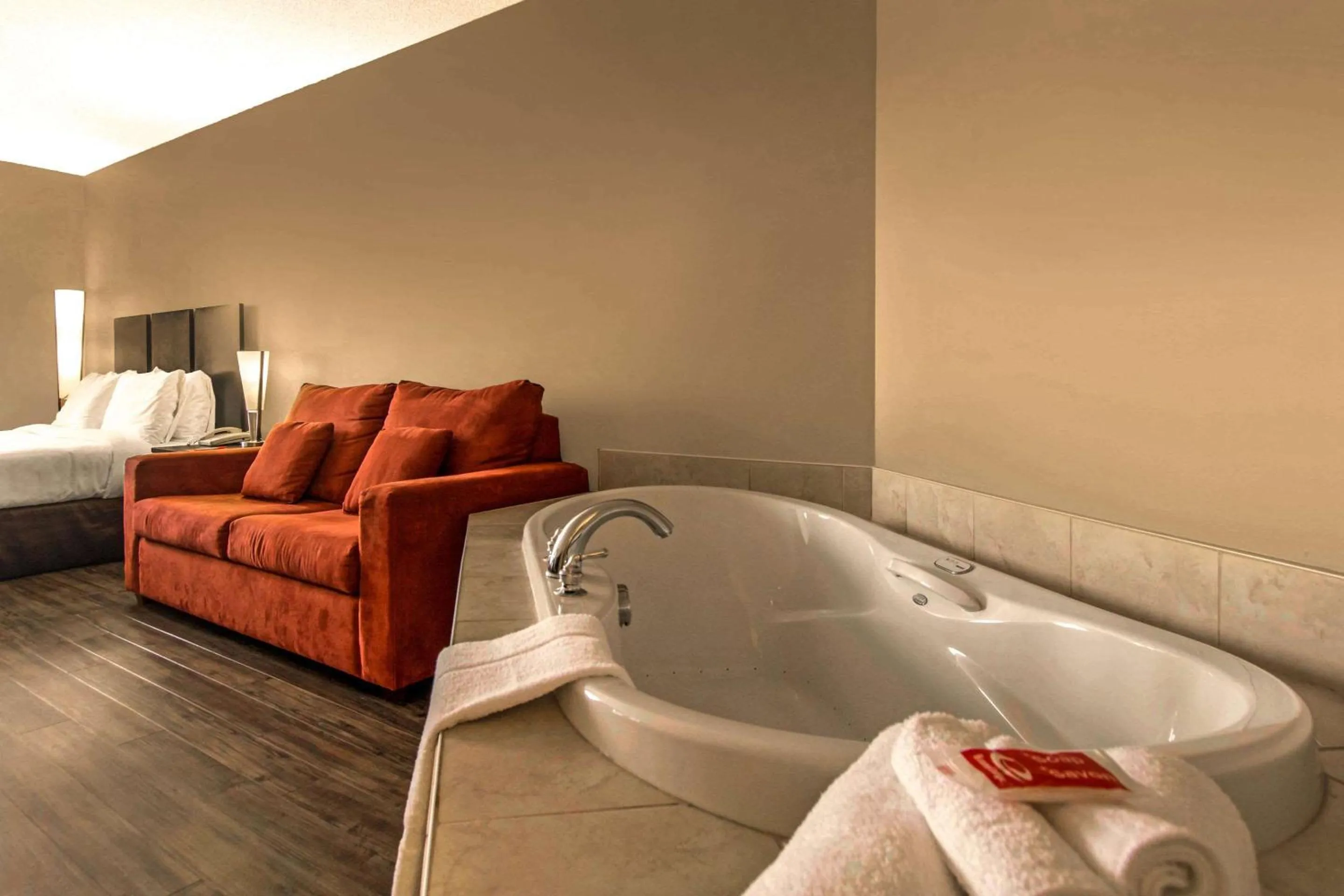 Photo of the whole room, Bed in Econo Lodge Inn & Suites