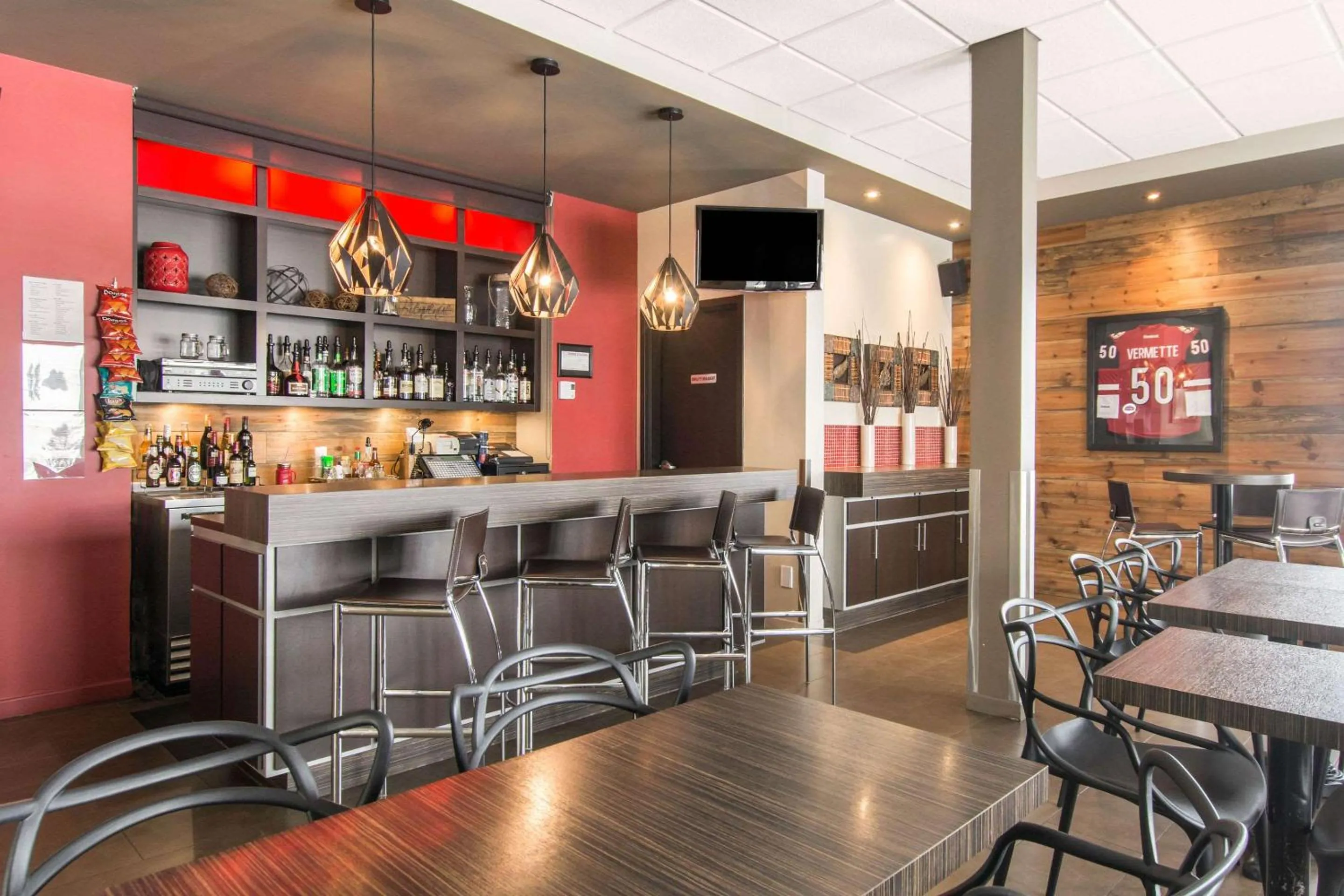Lounge or bar in Econo Lodge Inn & Suites