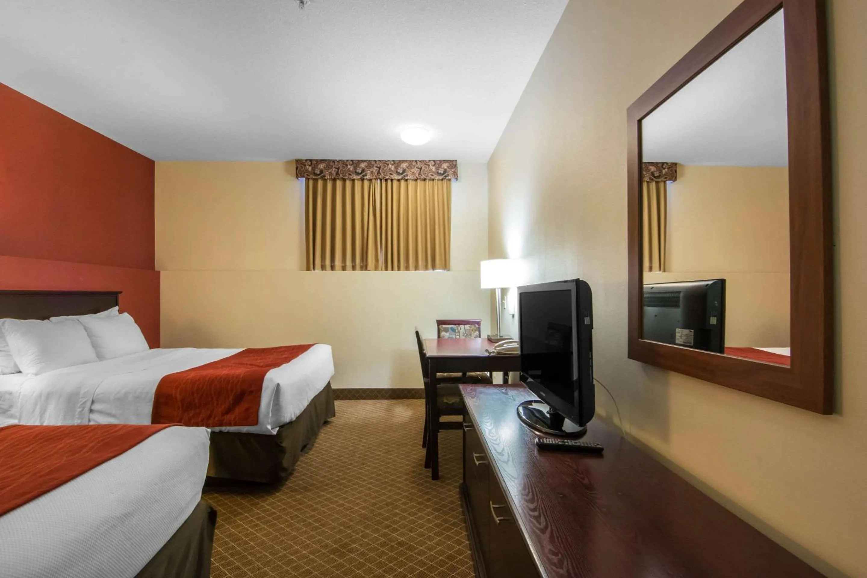 Photo of the whole room, Bed in Comfort Inn & Suites Airport South