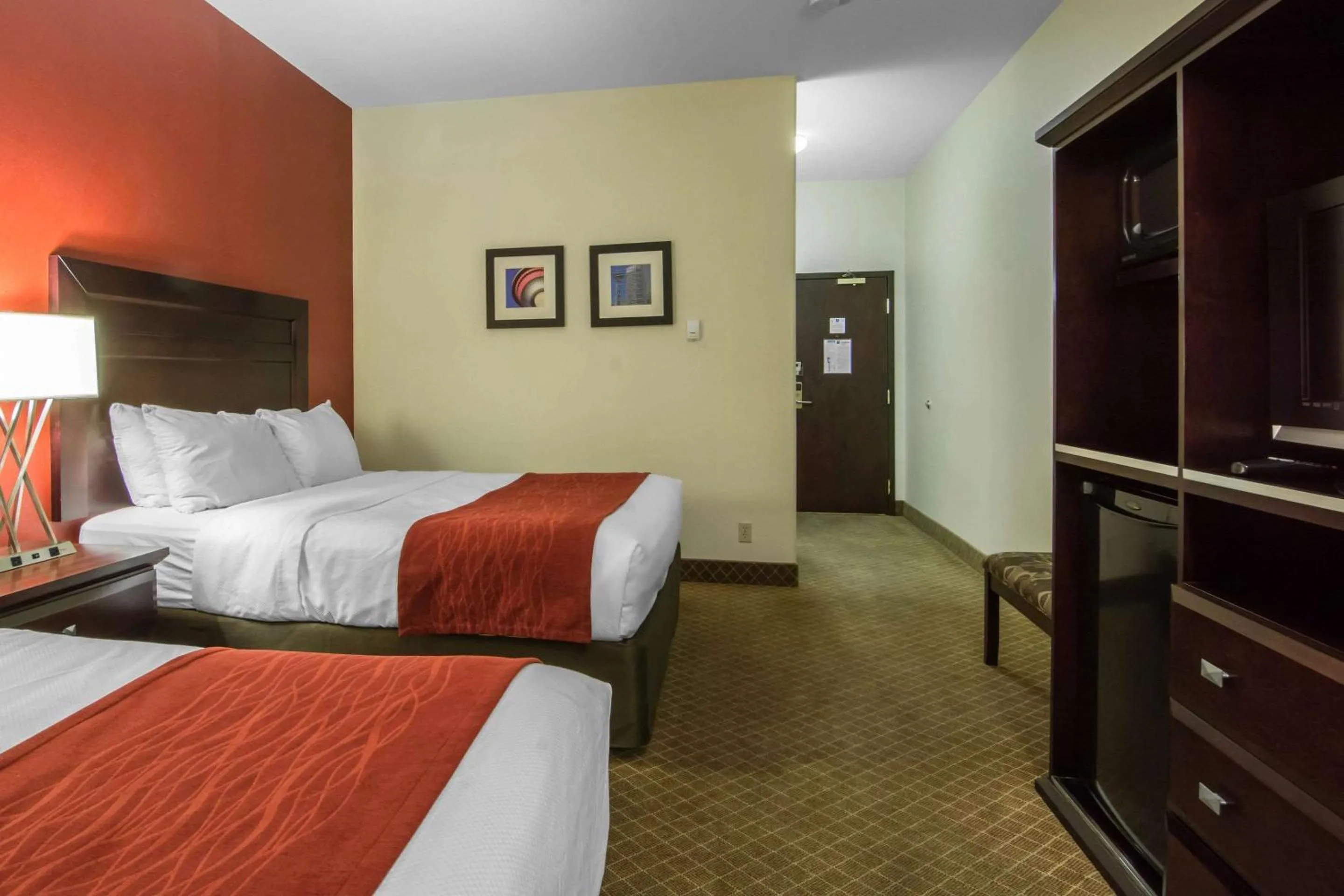 Photo of the whole room, Bed in Comfort Inn & Suites Airport South