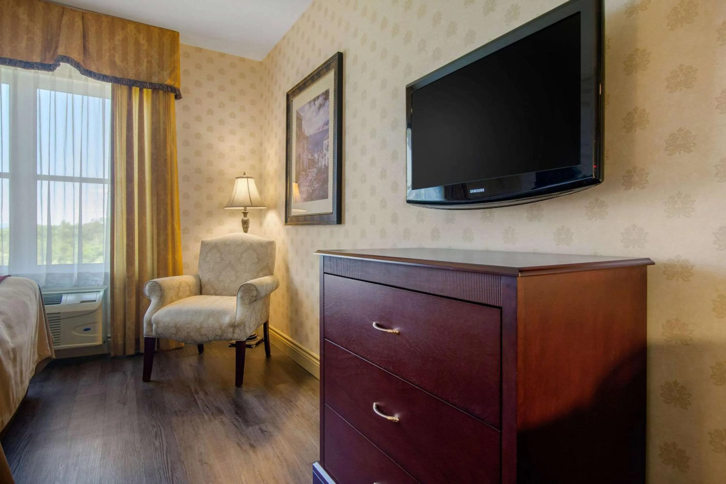 Photo of the whole room, Bed in Comfort Inn & Suites
