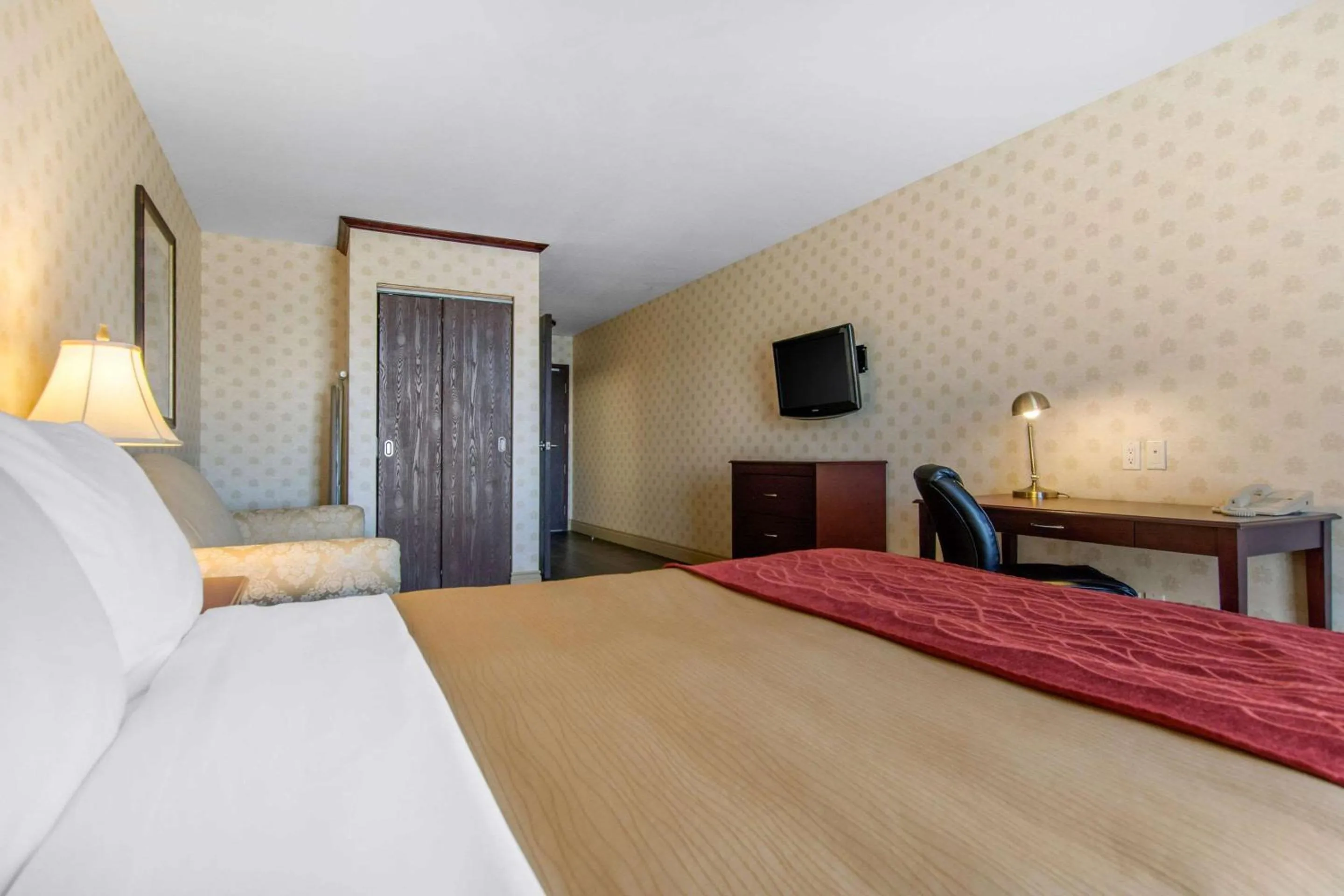 Photo of the whole room, Bed in Comfort Inn & Suites