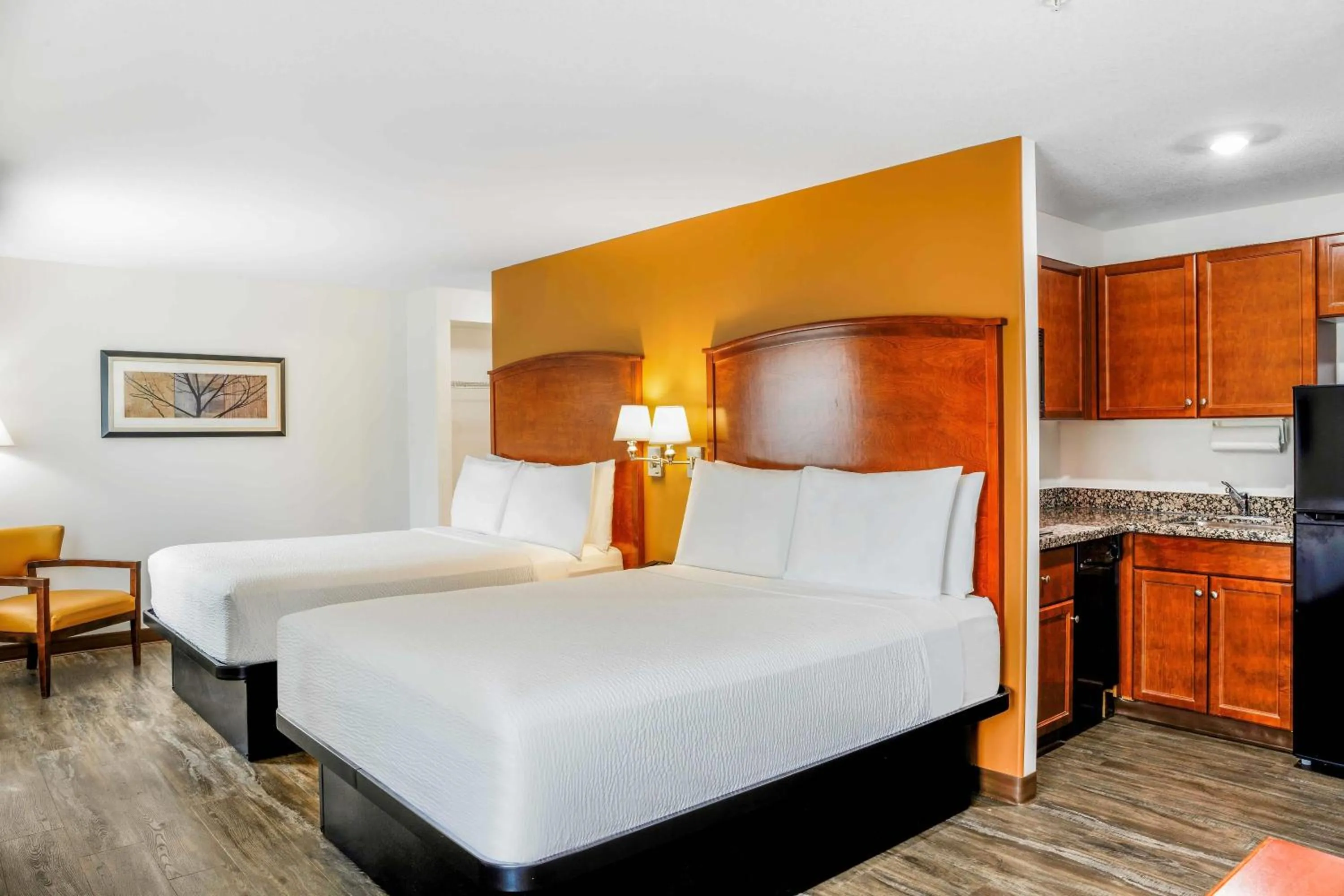 Photo of the whole room, Bed in Days Inn & Suites by Wyndham Sherwood Park Edmonton