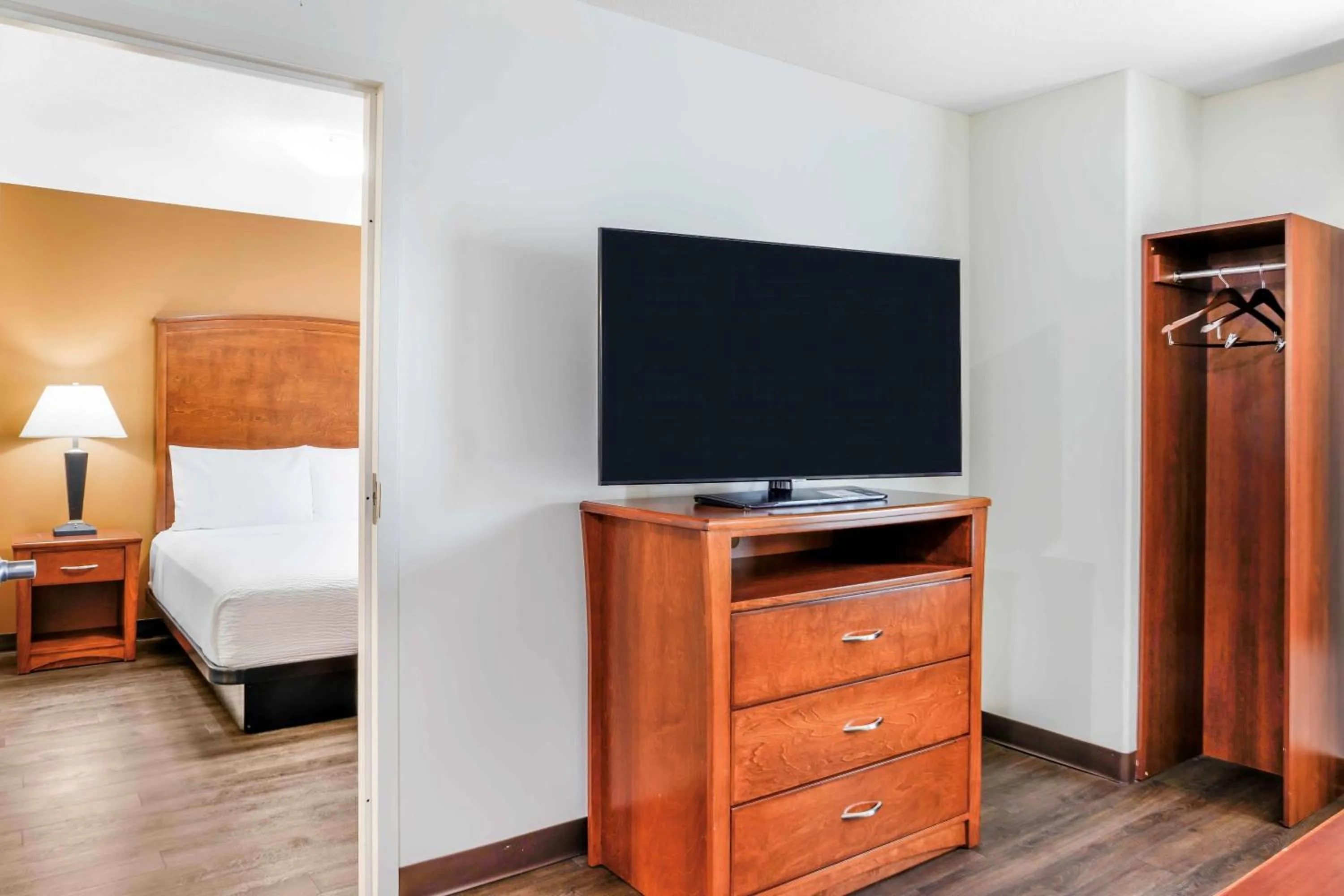 Photo of the whole room, Bed in Days Inn & Suites by Wyndham Sherwood Park Edmonton